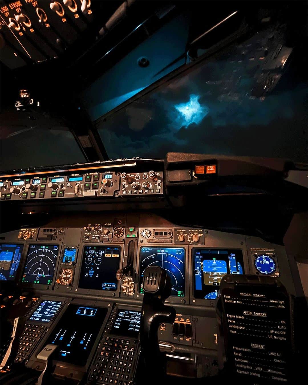 KLMオランダ航空のインスタグラム：「Navigating through Black Friday be like… 🌑✈️  📷 by @pilotvandam  #KLM #royaldutchairlines #blackfriday #cockpit」