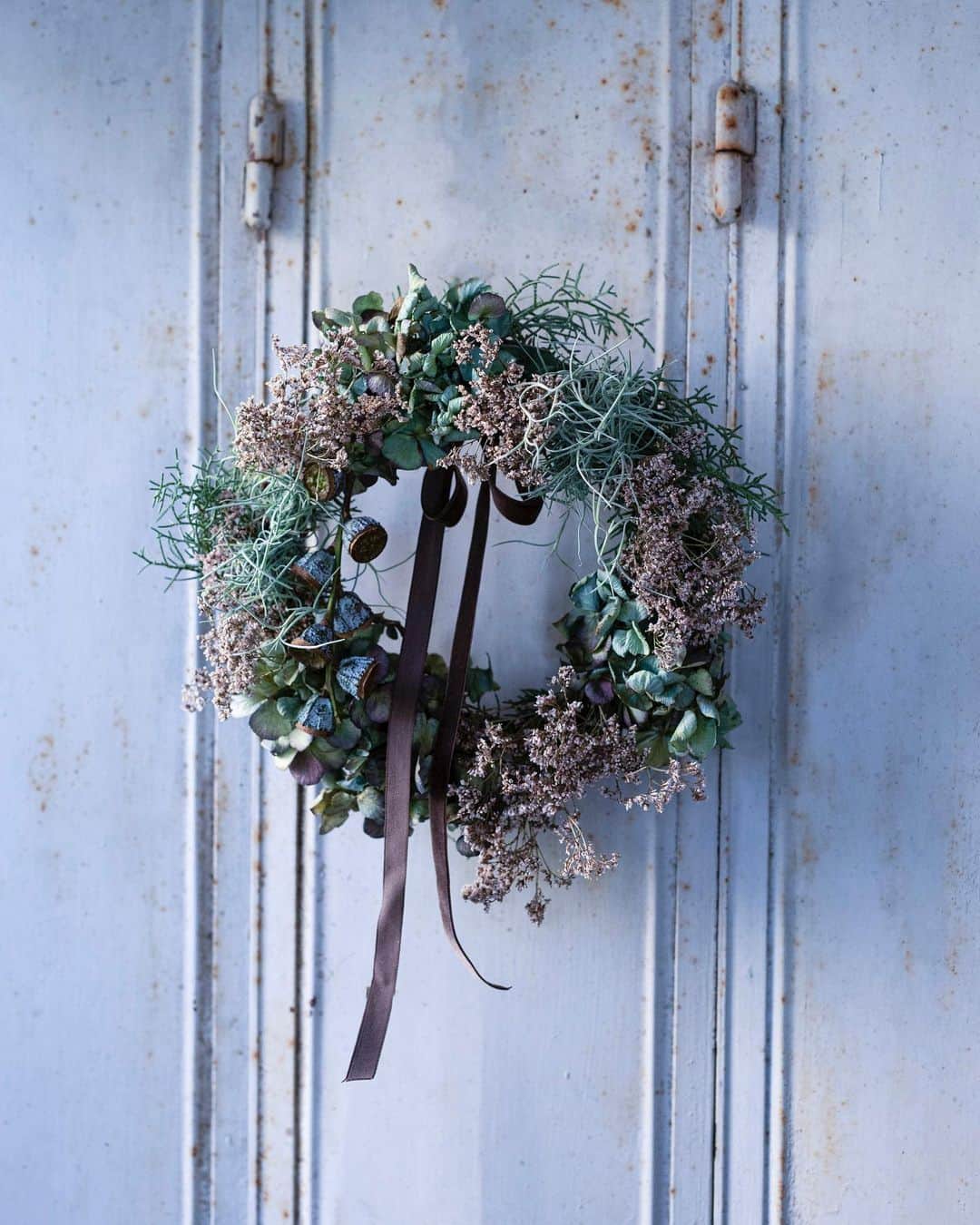 増田由希子さんのインスタグラム写真 - (増田由希子Instagram)「Fresh Christmas Wreaths 🌲 #wreath   🔔「リース・クリスマスベル」  明日販売予定のクリスマスリースのご紹介です。 ベル型のユーカリの実をクリスマスベルに見立て、それぞれのリースに飾りました。針葉樹の清々しい香りが広がるフレッシュリースです。 3種類のデザインからお選びいただけます。  白金 コロニアルチェック様 @colonialcheck  オンラインショップにて、 11/25(土)〜 数量限定予約販売となります。」11月24日 22時08分 - nonihana_