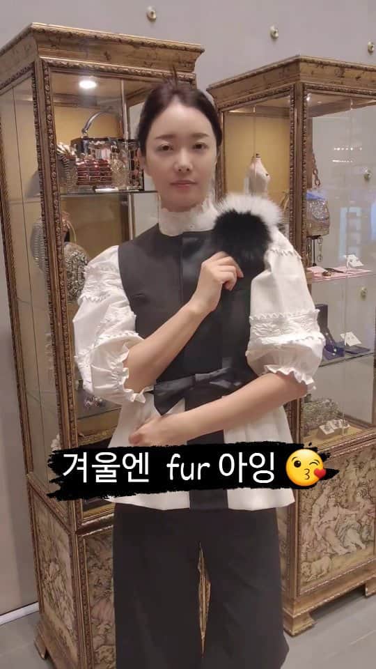 チョン・ソヨンのインスタグラム：「추울땐 fur 몽실몽실 너무 좋아 😍  과하지 않은 미니 fur 하나 입양하세요^^ 시상식 피팅왔다가 느낌이 부들부들~ 어느 쪽에 올릴까요?  ㅎㅎ   격식있는 자리엔 블랙&화이트가 진리 나눔봉사공헌대상 시상식이라 너무 튀면 좀 부끄러워서요^^ 제가 좀 shy해용 ^^   제품 - fashion hut  #ootd #ootn #격식룩  @snpstore_fashionhut」