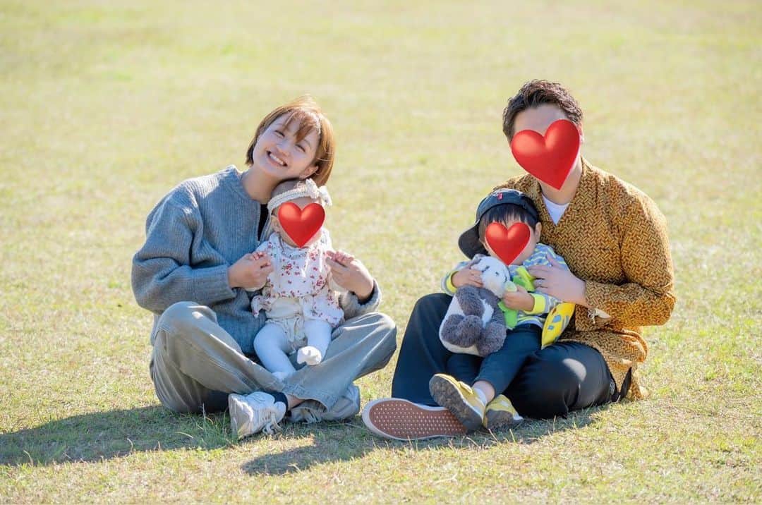 麻生夏子のインスタグラム：「家族写真をカメラマンのアライテツヤさん @tetsuyaarai2003 に撮っていただきました🥰 たまたまみんな集まってホームパーティーをしよう！となったときにせっかくだから少し早く集まって家族写真撮りませんか？とアライさんが提案してくださったの。 何にもない日なんだけど、こういう写真すごくいいなあ。 普段、私は撮ってばかりでここ最近はめっきり映らないので貴重な写真だー。  どすこい坊やはどうしても、パンダのぬいぐるみととうもろこしを手放してくれずそのまま撮りましたwww しかし家族写真で全員がカメラ目線ってほんと奇跡。 私は少しでも打率上げるために、ずっと顔作ったままカメラ目線です。  #家族写真」