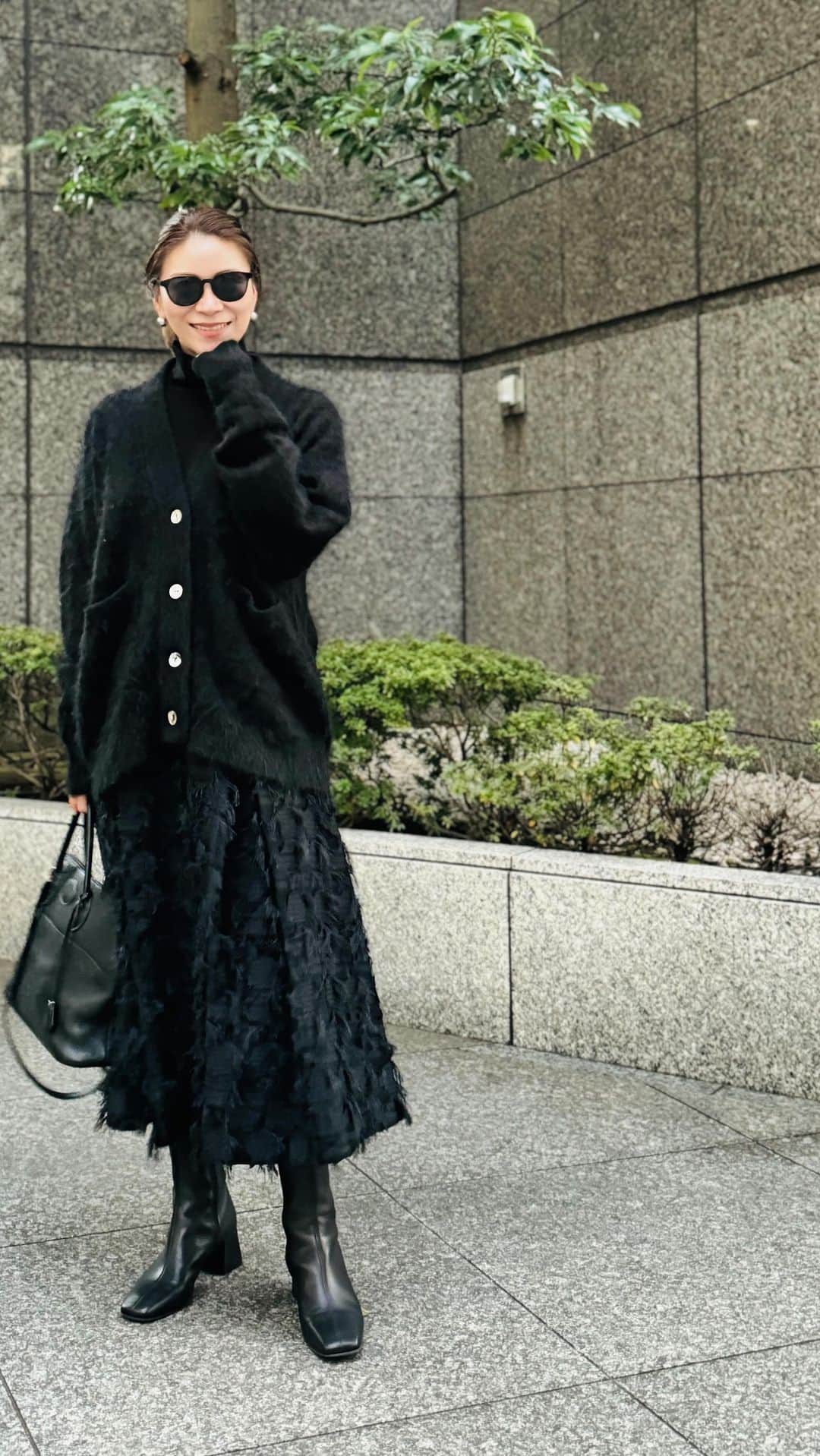 大日方久美子のインスタグラム：「・  Cardigan → @larum__official  Skirt → @hlm_official_   光沢のあるモヘアカーデは数あるブランドを見てきたけど 新ブランドの @larum__official が高品質で同じようなモヘアカーディガンの中でも低価格。  素晴らしい。  この価格だとボタンが残念なこともあるけど本物志向のブランドだからこそのシェルなのも良かった。 (ボタンって服の肝になる部分だから拘りが伝る箇所なんだ)  長く飽きずにずっと着たいと思えた1枚。  もし気に入ったらシェアして欲しいといただきました。 基本的にはギフティングでシェアはしないのですが 質の良さに反比例する価格が素晴らしく最近毎日着ているくらい大のお気に入りになったのでシェア！ この質だと他のブランドは10万前後するからね。  スカートは @huelemuseum_official のフリンジロング。 ちょっと華やかを叶えてくれる1枚でAll Black Stylingの主役になります。  ホリデーシーズンに手に入れたいのはこんな品のある目を引く1点がマイルール✨  今日はニット合わせで普段使いに✨  12月9日は梅田阪急4Fでスカートがセレクトされている @huelemuseum_official のスタイリングイベントをするので、ぜひ遊びに来てねー！！ ・ #kumicloset #PR」