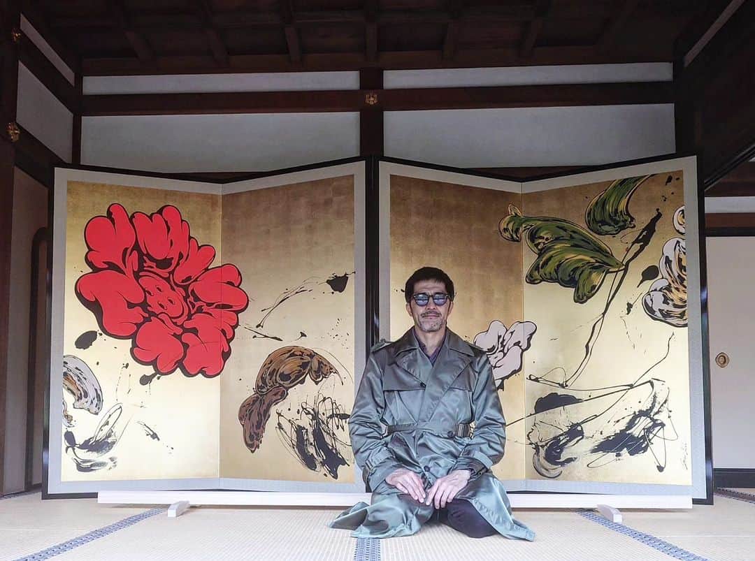 谷中敦さんのインスタグラム写真 - (谷中敦Instagram)「敬愛するSHUN SUDOが京都 祇園の建仁寺、両足院にて、特別展示『MOMENTARY』を開催しているので観に行ってきました。モダンアートなのに両足院に自然に馴染んでいる作品たちに、SHUN SUDOの心の奥深さを見る思いで、新たなスタンダード化の予感を感じさせました。『ETERNAL MOMENT』と題された屏風作品も圧巻。12/7まで。」11月24日 22時12分 - a.yanaka