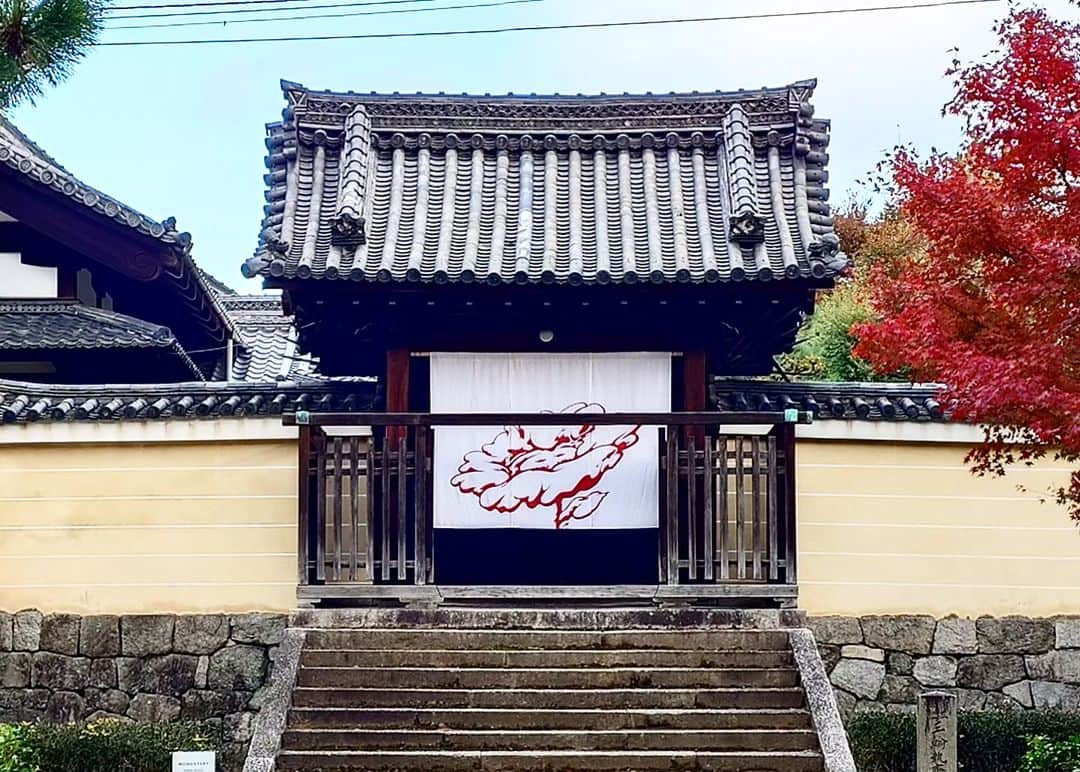 谷中敦さんのインスタグラム写真 - (谷中敦Instagram)「敬愛するSHUN SUDOが京都 祇園の建仁寺、両足院にて、特別展示『MOMENTARY』を開催しているので観に行ってきました。モダンアートなのに両足院に自然に馴染んでいる作品たちに、SHUN SUDOの心の奥深さを見る思いで、新たなスタンダード化の予感を感じさせました。『ETERNAL MOMENT』と題された屏風作品も圧巻。12/7まで。」11月24日 22時12分 - a.yanaka