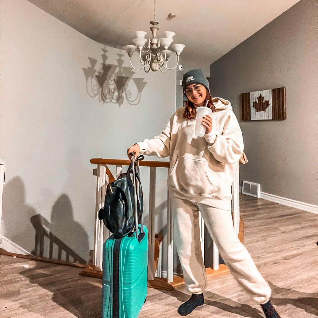 ケイトリン・オズモンドのインスタグラム：「Bright and early kickoff to a travel day!  Where am I going now?! • Side Note: fully obsessed with this cozy set from @aerie ! And if you have early mornings, letting your clothes warm up a little in the dryer before you put them off makes it feel like you never leave the bed!」