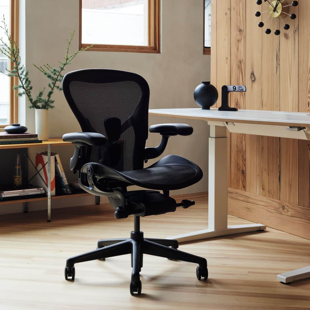 Herman Miller （ハーマンミラー）のインスタグラム：「Start your holiday shopping with 25% off favorites for every room. Save sitewide and in-store with timeless design for you and yours—including heirloom-worthy furnishings, performance seating, and iconic decor.」