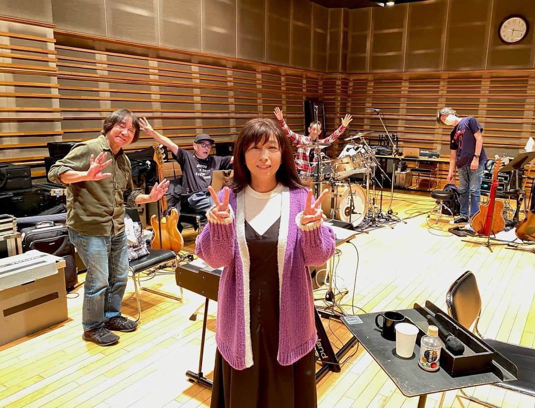 岡村孝子のインスタグラム：「先週はミュージシャンの皆さんとのリハーサルでした。 クリスマスピクニックで皆さんとお会いするのを楽しみにしています。  byスタッフ  #岡村孝子」