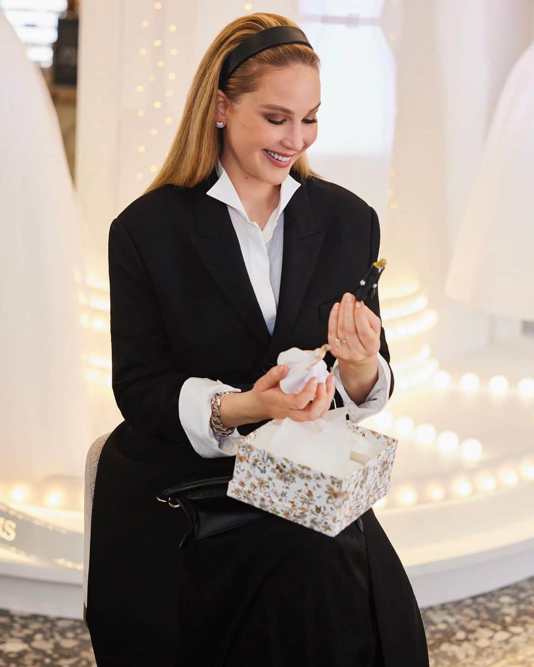 のインスタグラム：「Discover the enchanting holiday atmosphere at the opening of Dior’s Carousel of Dreams at @Saks with actress and House friend Jennifer Lawrence. Journey with her through elaborate miniatures, accompanied by her own small-scale likeness, as she uncovers a myriad of delightful surprises, including @DiorBeauty's secret gems inside an advent calendar replicating the iconic 30 Montaigne facade. Stay tuned for a special video highlighting her adventure, inviting you into a world of wonder. #SaksxDior © Photo: @EmmaxAnderson」
