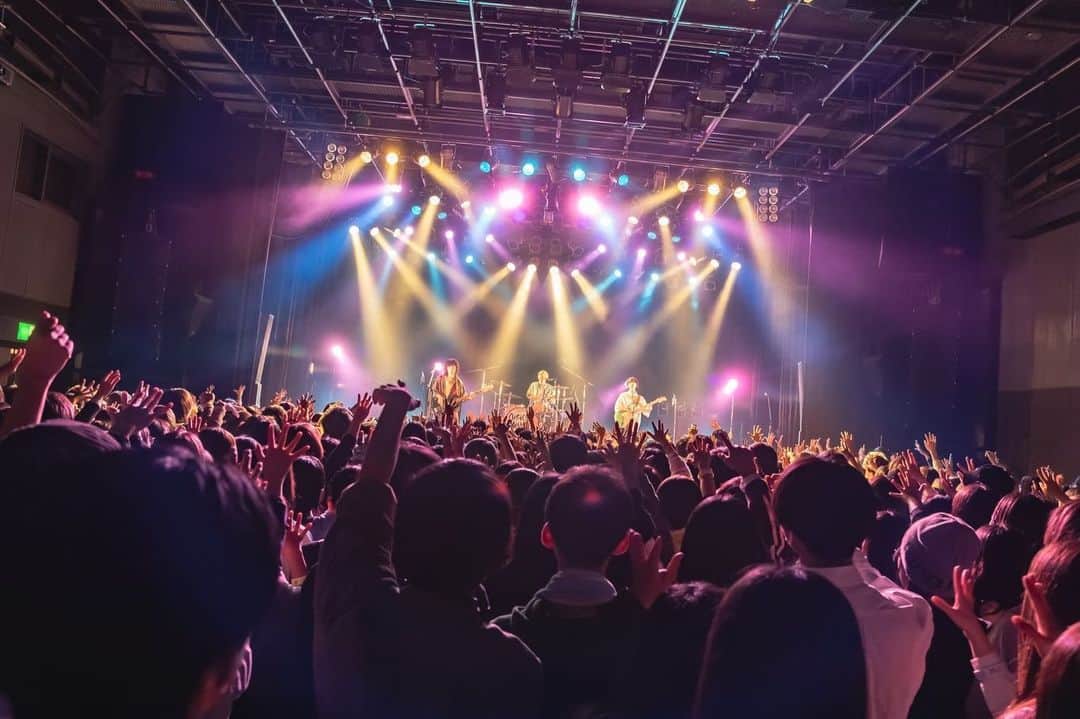 おいしくるメロンパンさんのインスタグラム写真 - (おいしくるメロンパンInstagram)「. 「おいしくるメロンパン answer tour - 結ぶリボンの方程式 - 」＠大阪 BIGCAT🏳  ツアーセミファイナルで、皆さんと盛り上がった最高のステージになりました✨  お越しいただいた皆様、ありがとうございました！  photo by @na283be  今ツアーの次回公演は、1月19日(金)LINE CUBE SHIBUYA（渋谷公会堂）！ おいしくるメロンパン初のホールワンマンライブにてツアーファイナルを迎えます🔥  次のライブは、明後日11/26(日) yourness presents「screenshot #4」＠渋⾕ WWW X！ よろしくお願いします！  #おいしくるメロンパン #結ぶリボンの方程式」11月24日 22時14分 - oisiclemelonpan_official