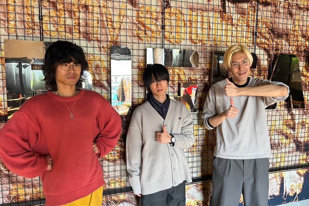 おいしくるメロンパンさんのインスタグラム写真 - (おいしくるメロンパンInstagram)「. 「おいしくるメロンパン answer tour - 結ぶリボンの方程式 - 」＠大阪 BIGCAT🏳  ツアーセミファイナルで、皆さんと盛り上がった最高のステージになりました✨  お越しいただいた皆様、ありがとうございました！  photo by @na283be  今ツアーの次回公演は、1月19日(金)LINE CUBE SHIBUYA（渋谷公会堂）！ おいしくるメロンパン初のホールワンマンライブにてツアーファイナルを迎えます🔥  次のライブは、明後日11/26(日) yourness presents「screenshot #4」＠渋⾕ WWW X！ よろしくお願いします！  #おいしくるメロンパン #結ぶリボンの方程式」11月24日 22時14分 - oisiclemelonpan_official