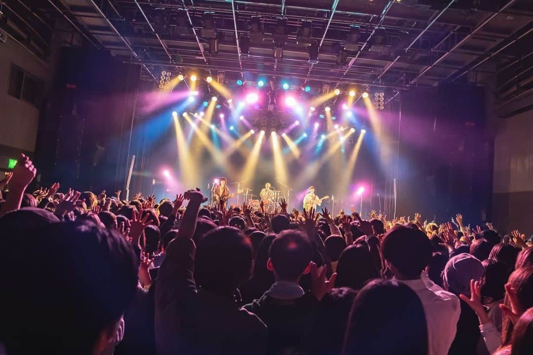 おいしくるメロンパンのインスタグラム：「. 「おいしくるメロンパン answer tour - 結ぶリボンの方程式 - 」＠大阪 BIGCAT🏳  ツアーセミファイナルで、皆さんと盛り上がった最高のステージになりました✨  お越しいただいた皆様、ありがとうございました！  photo by @na283be  今ツアーの次回公演は、1月19日(金)LINE CUBE SHIBUYA（渋谷公会堂）！ おいしくるメロンパン初のホールワンマンライブにてツアーファイナルを迎えます🔥  次のライブは、明後日11/26(日) yourness presents「screenshot #4」＠渋⾕ WWW X！ よろしくお願いします！  #おいしくるメロンパン #結ぶリボンの方程式」