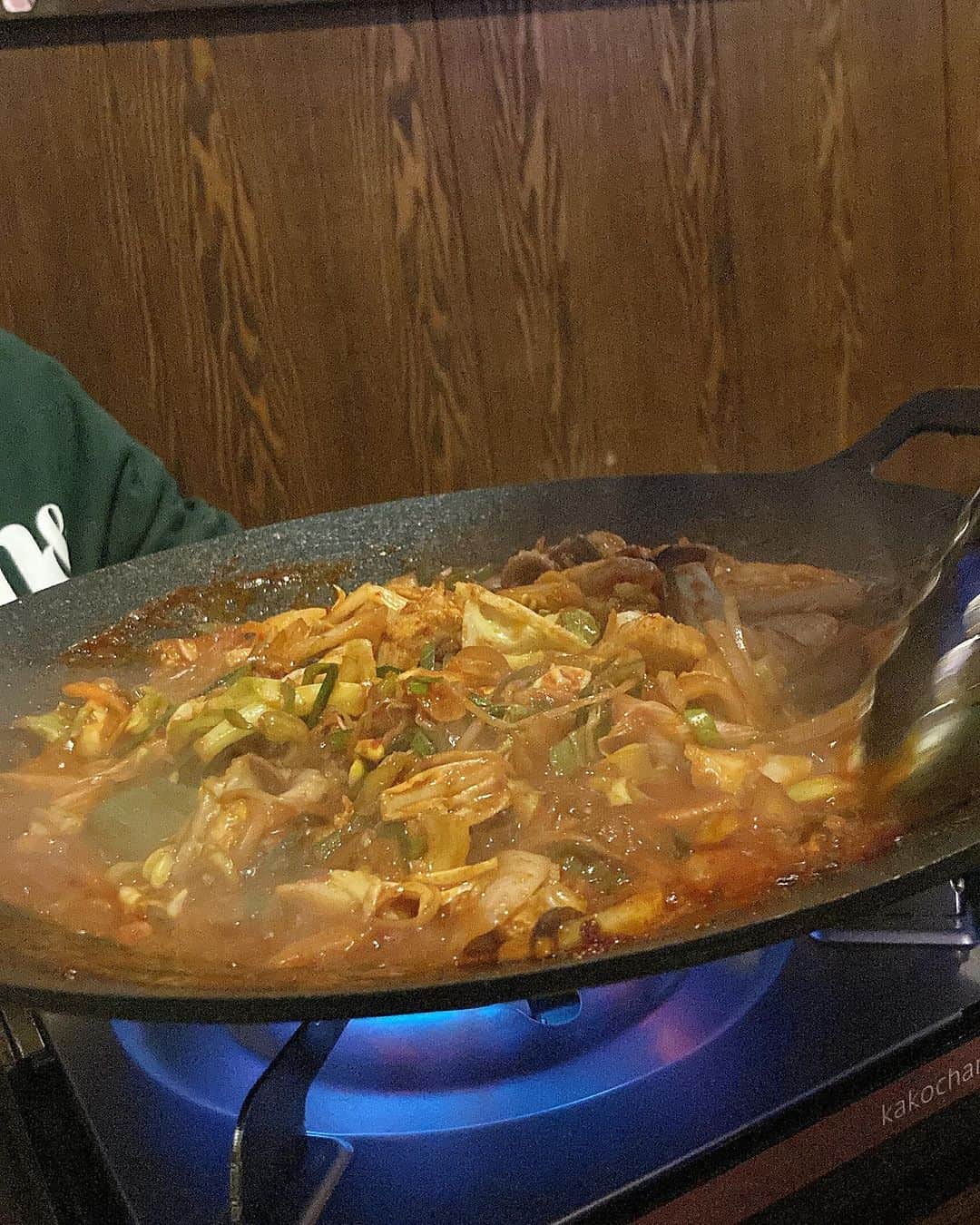 砂川陽香さんのインスタグラム写真 - (砂川陽香Instagram)「大好きな#新大久保 で#韓国料理ランチ 🥓🐙🧀 以前にもお邪魔した(@soyeon.tonuga )さんに 今回も行ってきました🥰 日本人でも食べやすい味付けでオススメ!  ランチに新メニューが出たよ~😘  ・チュクミサムギョプサル ・きゅうりまるごとのりまき  大好きな#チュクミ 🐙 しっかり辛さもあって#エゴマの葉 と大根でさっぱり👍🏻 〆には#焼き飯 もあってチーズたっぷりで美味しかった🤤  きゅうりののりまきはあっさりした美味しさで 味が濃いサムギョプサルと相性抜群でした🥒 ひなもバクバク食べてたよ🤣  #トヌガ はタイミング良ければ#ベビーカー入店ok で 小上がりのお座敷だったら広々してるしありがたい🥺 店員さんの👶🏻への対応がいつもとっても親切で 気兼ねなく食事を楽しめます🍽  ㅤㅤㅤㅤㅤㅤㅤㅤㅤㅤㅤㅤㅤ (@hirokattsunnnn )と(@soyeon.tonuga )をフォローして 来店時に画面を見せると【 ドリンク1杯無料 】に､､､😉 (( 飲み放題メニューからお選びください ))  ぜひこの機会に行ってみてね~🫰🏻  ㅤㅤㅤㅤㅤㅤㅤㅤㅤㅤㅤㅤㅤ ㅤㅤㅤㅤㅤㅤㅤㅤㅤㅤㅤㅤㅤ  #PR #豚友家 #新大久保グルメ #新大久保ランチ #新大久保韓国料理 #韓国料理 #チュクミサムギョプサル #サムギョプサル #キンパ#子連れランチ#子連れランチ東京 #赤ちゃん連れランチ」11月24日 22時17分 - hirokattsunnnn