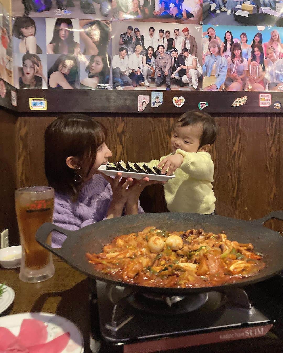 砂川陽香さんのインスタグラム写真 - (砂川陽香Instagram)「大好きな#新大久保 で#韓国料理ランチ 🥓🐙🧀 以前にもお邪魔した(@soyeon.tonuga )さんに 今回も行ってきました🥰 日本人でも食べやすい味付けでオススメ!  ランチに新メニューが出たよ~😘  ・チュクミサムギョプサル ・きゅうりまるごとのりまき  大好きな#チュクミ 🐙 しっかり辛さもあって#エゴマの葉 と大根でさっぱり👍🏻 〆には#焼き飯 もあってチーズたっぷりで美味しかった🤤  きゅうりののりまきはあっさりした美味しさで 味が濃いサムギョプサルと相性抜群でした🥒 ひなもバクバク食べてたよ🤣  #トヌガ はタイミング良ければ#ベビーカー入店ok で 小上がりのお座敷だったら広々してるしありがたい🥺 店員さんの👶🏻への対応がいつもとっても親切で 気兼ねなく食事を楽しめます🍽  ㅤㅤㅤㅤㅤㅤㅤㅤㅤㅤㅤㅤㅤ (@hirokattsunnnn )と(@soyeon.tonuga )をフォローして 来店時に画面を見せると【 ドリンク1杯無料 】に､､､😉 (( 飲み放題メニューからお選びください ))  ぜひこの機会に行ってみてね~🫰🏻  ㅤㅤㅤㅤㅤㅤㅤㅤㅤㅤㅤㅤㅤ ㅤㅤㅤㅤㅤㅤㅤㅤㅤㅤㅤㅤㅤ  #PR #豚友家 #新大久保グルメ #新大久保ランチ #新大久保韓国料理 #韓国料理 #チュクミサムギョプサル #サムギョプサル #キンパ#子連れランチ#子連れランチ東京 #赤ちゃん連れランチ」11月24日 22時17分 - hirokattsunnnn