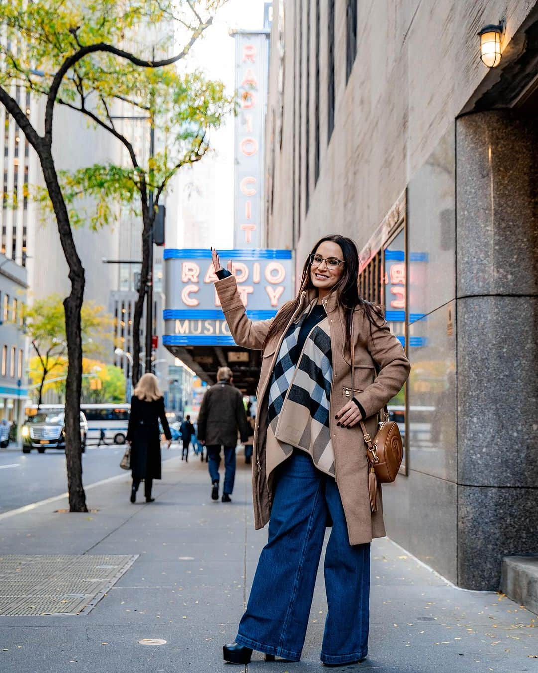 リサ・アンさんのインスタグラム写真 - (リサ・アンInstagram)「The Holidays are here and it’s time to visit @radiocitymusichall to see the @therockettes ❤️ I already have 3 shows booked with friends. The 🎁 of an experience is the way to go!  #radiocitymusichall #therockettes #nyc #holiday #gift #experience #thereallisaann」11月24日 22時17分 - thereallisaann