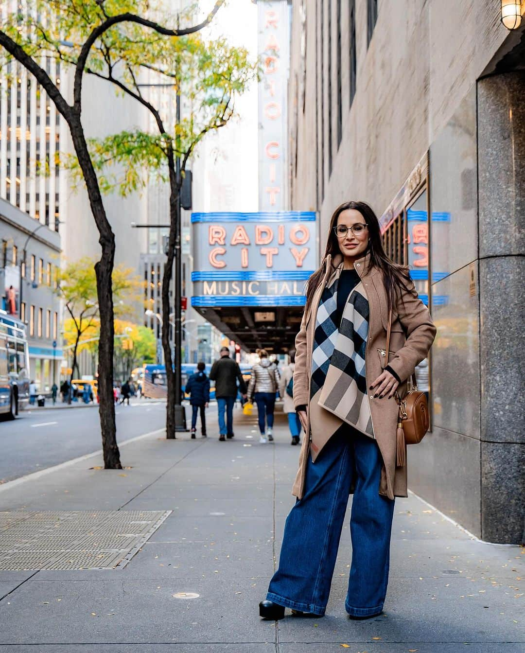 リサ・アンさんのインスタグラム写真 - (リサ・アンInstagram)「The Holidays are here and it’s time to visit @radiocitymusichall to see the @therockettes ❤️ I already have 3 shows booked with friends. The 🎁 of an experience is the way to go!  #radiocitymusichall #therockettes #nyc #holiday #gift #experience #thereallisaann」11月24日 22時17分 - thereallisaann