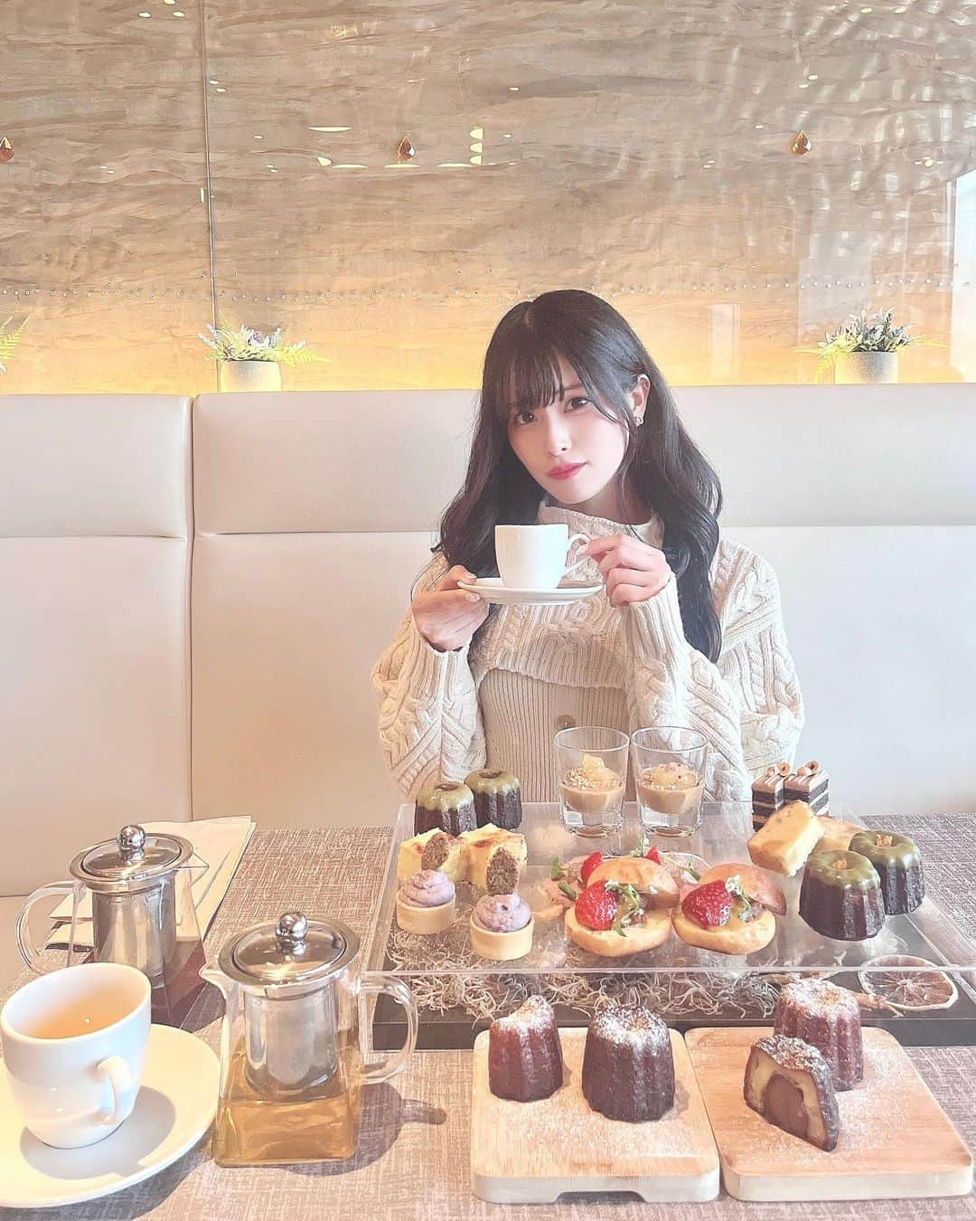 田北香世子さんのインスタグラム写真 - (田北香世子Instagram)「カヌレって1日2個以上食べても良いんだ！🫖🧁幸！  #bobthegardenginza #カヌレ #アフタヌーンティー #アフヌン #ヌン活 #銀座カフェ #新橋カフェ #日比谷カフェ #カフェ巡り」11月24日 22時18分 - kayoko_takita