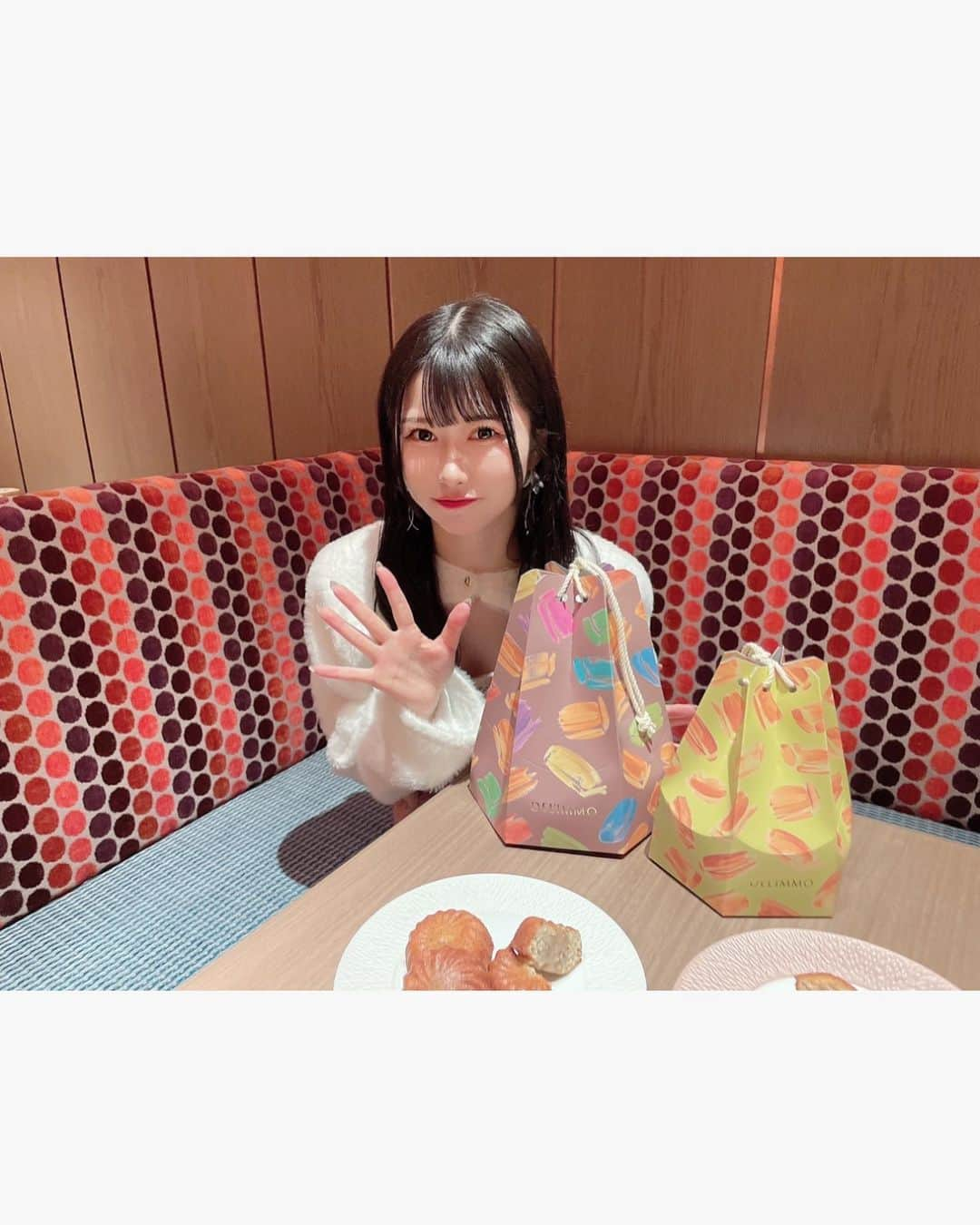 一宮彩夏さんのインスタグラム写真 - (一宮彩夏Instagram)「𓅫𓂃𓅫𓂃𓅫 ⁡ 先日、WWSさんの取材で 今日11/24に開業した麻布台ヒルズの内覧会 に参加させていただきました。建物も内装もすごくお洒落で感動しました🫣 ⁡ 森JPタワーは東京タワーとほぼ同じ高さなんだって😳景色もすごく綺麗だった！ ⁡ ガーデンプラザの地下には たくさんの飲食店があって沢山食べたよ🍽️ ⁡ 写真の他にも食べたものあるんだけどまだまだお店全部回りきれなかったから美味しいもの巡りたくさんしたい🤤 ⁡ ⁡ #麻布台ヒルズ#jamscollection #ジャムズ #一宮彩夏 #outfit #photooftheday #selfie #instagood#portrait #instafhoto #idol  #japanidol #ootd #ootdfashion#自撮り#巻き髪#ニット#大人コーデ　#hisaya  #千疋屋」11月24日 22時18分 - ichimiya_sayaka