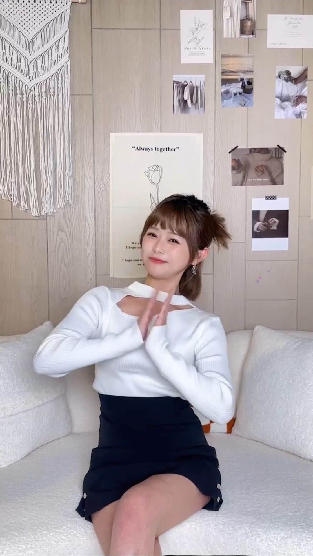 徐薇涵（Wei Han Xu）のインスタグラム：「雖然我們演的很浮誇 但不得不說 @panasonicbattery_tw  的多功能擴充器有夠方便一台抵多台超輕便 可以同時連接更多設備 平常要輸出相機影片檔案太大 這台可以���高速讀取TF/SD記憶卡隨插即用 1G電影傳輸只需要5秒！！！ 超快速不用等到天荒地老 另外還有HDMI 支援4K高畫質影像輸出 想打遊戲邊充電或看電影 有它都不是問題 說到打遊戲🎮各位手遊玩家有福了☺️ 使用Panasonic高效傳輸線 充電線内建智能芯片，可自動調節電流⚡️ 安全不發燙 - PChome新品開館慶 可搭配平台全站雙11限時優惠活動使用 有四重優惠大家不要錯過嚕唷❤️  #PanasonicBattery #讓行動生活說走就走 #hengstyle #poweryourday」