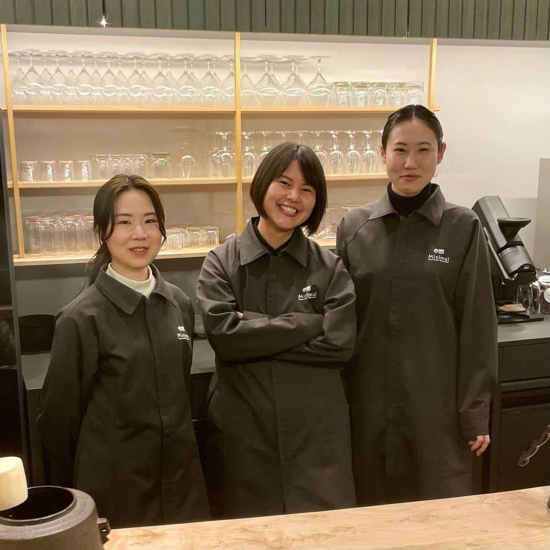 Minimal-BeantoBarChocolate-のインスタグラム：「本日2023/11/24、無事に新店「Minimal The Specialty 麻布台ヒルズ」をオープンすることができました。  初日にご来店いただいた皆さまはじめ、いつも温かく応援いただいたり、ご愛顧いただいている皆さま、本当にありがとうございます。  Minimalは、麻布台ヒルズの中にありながら、まるで隠れ家のような独立店舗になっています。 ヒルズをまわった後にゆっくりとコースをご堪能いただいたり、神谷町駅近くですので、帰り際に手土産をお買い求めいただくのもおすすめです。  今までのMinimalにないカカオ/チョコレートのコースをご体験いただけますので、ぜひお腹に少し余裕をもって、存分にカカオの奥深い世界をお楽しみください。  さらなる新しいMinimalを、これからどうぞ宜しくお願いいたします！  ※コースのご予約は、プロフィールリンク「麻布台ヒルズ予約」よりどうぞ  ◆店舗情報 住所：東京都港区虎ノ門五丁目8番1号麻布台ヒルズ ガーデンプラザA 2F アクセス：東京メトロ日比谷線 神谷町駅 5番出口直結 営業時間：11:00～19:00 定休日：なし、年末年始のみ ※12/31は17時閉店、1/1・1/4～1/5・1/9は年末年始休みとさせていただきます  Today, on 11/24, we were able to successfully open our new store, "Minimal The Specialty Azabudai Hills." To everyone who visited on the opening day and to all those who have always supported and patronized us, thank you very much!  Minimal, nestled within Azabudai Hills, feels like an independent hideaway despite being within the Hills. Whether you want to leisurely enjoy our courses after a stroll around the Hills or conveniently purchase souvenirs on your way home, it's highly recommended.  We offer a cocoa/chocolate course that is unique to Minimal, so please indulge with a little room in your stomach and fully enjoy the profound world of cocoa.  We appreciate your continued support for the evolving Minimal. Thank you in advance!  ◆Store Information Address: 2F Azabudai Hills Garden Plaza A, 5-8-1 Toranomon, Minato-ku, Tokyo Access: Exit 5 of Kamiyacho Station on the Tokyo Metro Hibiya Line Business Hours: 11:00 AM to 7:00 PM Closed: None, only during the New Year's holidays *Closed at 5:00 PM on 12/31; Closed for New Year's holidays on 1/1, 1/4-1/5, and 1/9.  #MinimalChocolate #麻布台 #麻布台ヒルズ #azabudaihills #azabu #azabudai #チョコレート #チョコ好き #日本酒 #どぶろく #日本茶 #デセールコース #東京カフェ #東京土産 #東京チョコレート #tokyochocolate #tokyo #tokyosouvenir #日本旅遊 #日本旅遊資訊 #日本品牌 #tokyogourmet #tokyofood #일본여행　#일본카페 #チョコレートコース #Minimal麻布台ヒルズ」