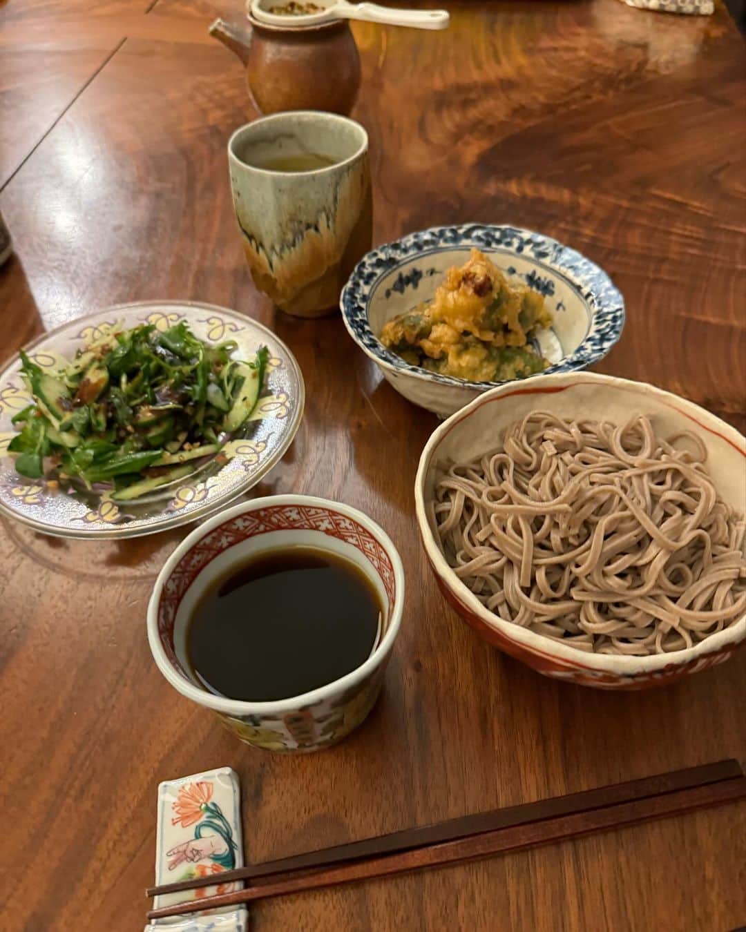森山良子のインスタグラム：「お蕎麦が食べたーい!とこの数日思って居た。100%蕎麦粉のお蕎麦を3分茹でたら(実際には茹でた事一瞬忘れたから4分半かな)夢が叶った。 やっぱり蕎麦には酒？と一口。気分が大事なの孤食の時は。 今日はお迎えが来る前にお迎えってスタッフのお迎えね、念のため。 小さなスコーンを焼いて(って自分で焼いたのではなく買って来た出来合いのスコーンね)ピーナッツバターとミルクティーのキッチン立ち食い。全部終わる前にピンコーン❗️私の初動はいつも遅い、ははーい、慌ててモグモグ。 午後からのフリータイム、 原宿で用事を済ませて電車で帰宅しようとホームに、、 もうびっくり‼️私達が小さな時からロマンスカーと呼んで居るあのスマートな特急のその上ぐらいの小旅行の時に乗る列車が表参道駅に止まるではないか‼️もうどうしてだかびっくり‼️あれは新宿からずっと小田原の方まで一気に走って行くものだと信じ込んで居た、ついさっきまで、、、 世の中には何年生きても新しく分からないことばかり。 時差ボケか？マジボケか？」