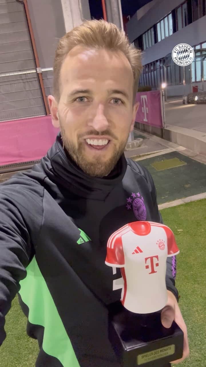 バイエルン・ミュンヘンのインスタグラム：「🏆 𝗣𝗟𝗔𝗬𝗘𝗥 𝗢𝗙 𝗧𝗛𝗘 𝗠𝗢𝗡𝗧𝗛 ✨  A message from @harrykane for you! 🤳  #MiaSanMia #FCBayern」