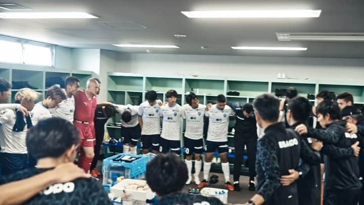 横浜FCのインスタグラム：「明日三ツ沢でかならず掴み取ろう。  #横浜なら最後に笑おうぜ  #決めるは自分たちだ #yokohamafc #横浜FC #Jリーグ #JLEAGUE #HAMABLUE #ニッパツ三ツ沢球技場」