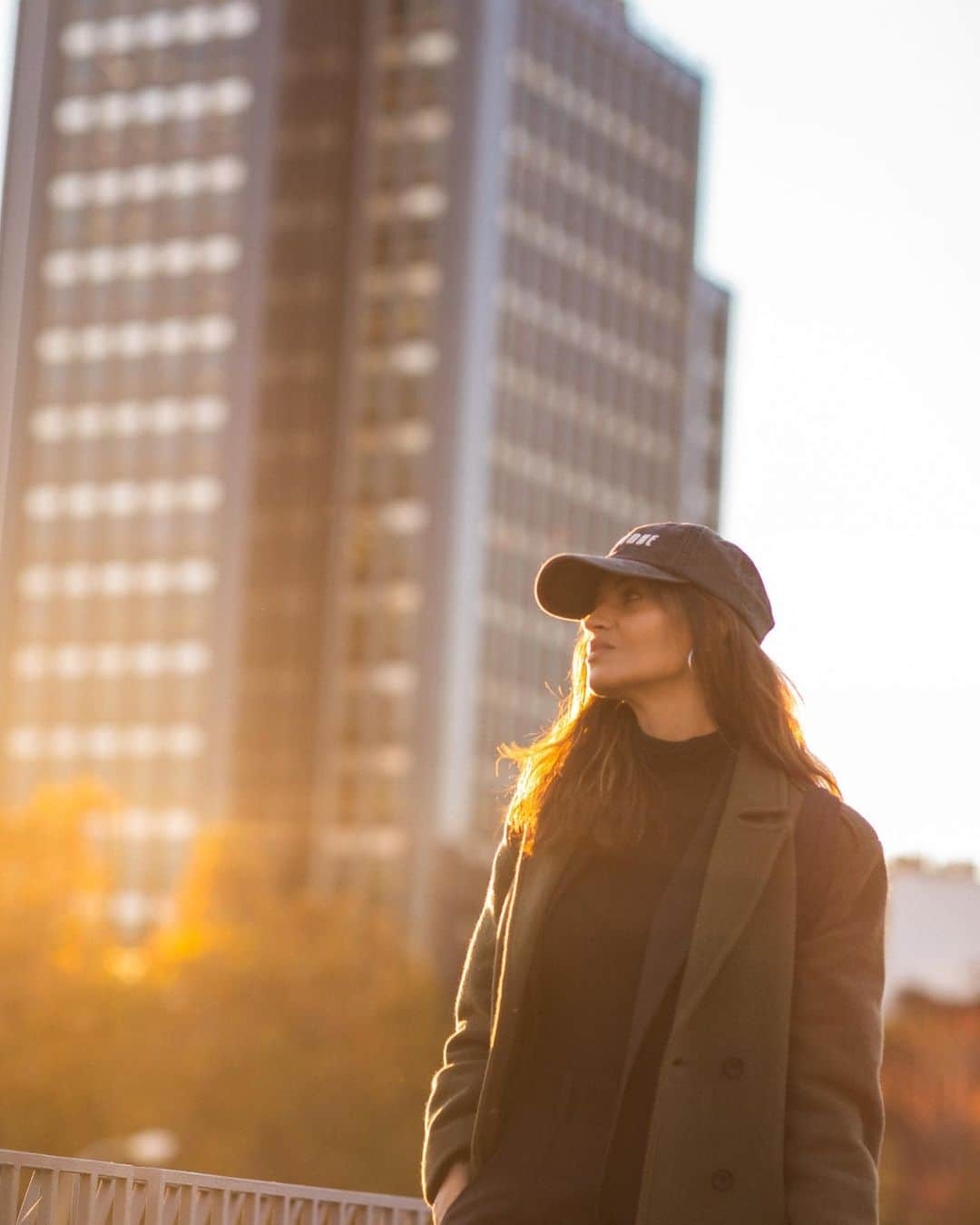 サラ・カルボネロさんのインスタグラム写真 - (サラ・カルボネロInstagram)「Golden hour. Golden people.   @alex.varo  @claudiagdc  @amandapradob  @slowloveoficial   #keepwalking #slowlife #slowlove」11月24日 22時23分 - saracarbonero