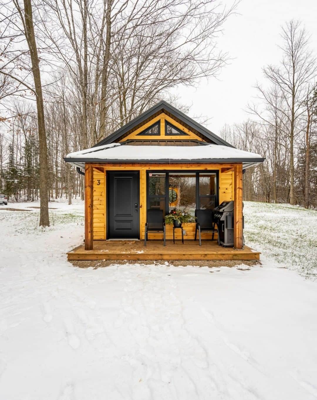 Airbnbのインスタグラム：「Get lost in nature or hibernate inside on Ontario's West Coast.  🏡 The Greenlet Cabin 📍 Blyth, Ontario, Canada」