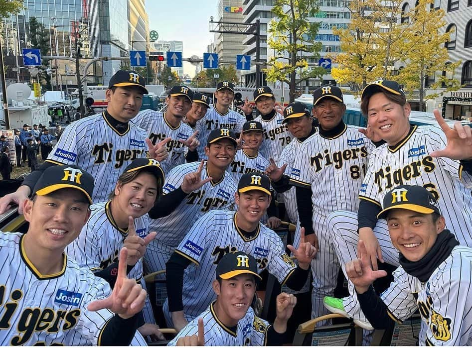 梅野隆太郎さんのインスタグラム写真 - (梅野隆太郎Instagram)「🏆優勝パレード🏆  ファンの皆さんの 「ありがとう」 という言葉に感動でした！ たくさんのファンの方々に 神戸→御堂筋に足を運んでもらい 感謝です。 こちらこそ日本一の応援 ありがとうございました📣 2023.11.23  #梅野隆太郎 #感謝 #ありがとう #来年も #勝つバイ」11月24日 22時26分 - ryutaro_umeno_official