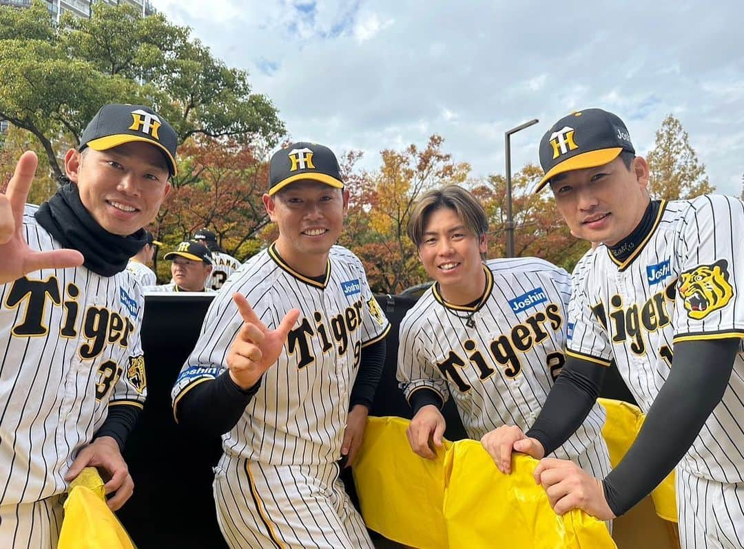 梅野隆太郎さんのインスタグラム写真 - (梅野隆太郎Instagram)「🏆優勝パレード🏆  ファンの皆さんの 「ありがとう」 という言葉に感動でした！ たくさんのファンの方々に 神戸→御堂筋に足を運んでもらい 感謝です。 こちらこそ日本一の応援 ありがとうございました📣 2023.11.23  #梅野隆太郎 #感謝 #ありがとう #来年も #勝つバイ」11月24日 22時26分 - ryutaro_umeno_official