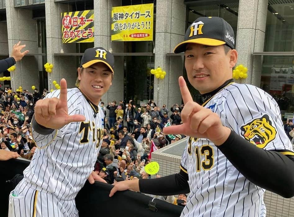 梅野隆太郎さんのインスタグラム写真 - (梅野隆太郎Instagram)「🏆優勝パレード🏆  ファンの皆さんの 「ありがとう」 という言葉に感動でした！ たくさんのファンの方々に 神戸→御堂筋に足を運んでもらい 感謝です。 こちらこそ日本一の応援 ありがとうございました📣 2023.11.23  #梅野隆太郎 #感謝 #ありがとう #来年も #勝つバイ」11月24日 22時26分 - ryutaro_umeno_official