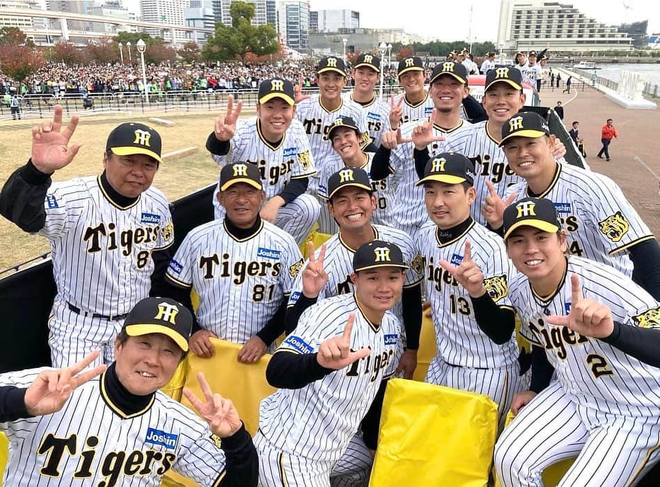 梅野隆太郎さんのインスタグラム写真 - (梅野隆太郎Instagram)「🏆優勝パレード🏆  ファンの皆さんの 「ありがとう」 という言葉に感動でした！ たくさんのファンの方々に 神戸→御堂筋に足を運んでもらい 感謝です。 こちらこそ日本一の応援 ありがとうございました📣 2023.11.23  #梅野隆太郎 #感謝 #ありがとう #来年も #勝つバイ」11月24日 22時26分 - ryutaro_umeno_official