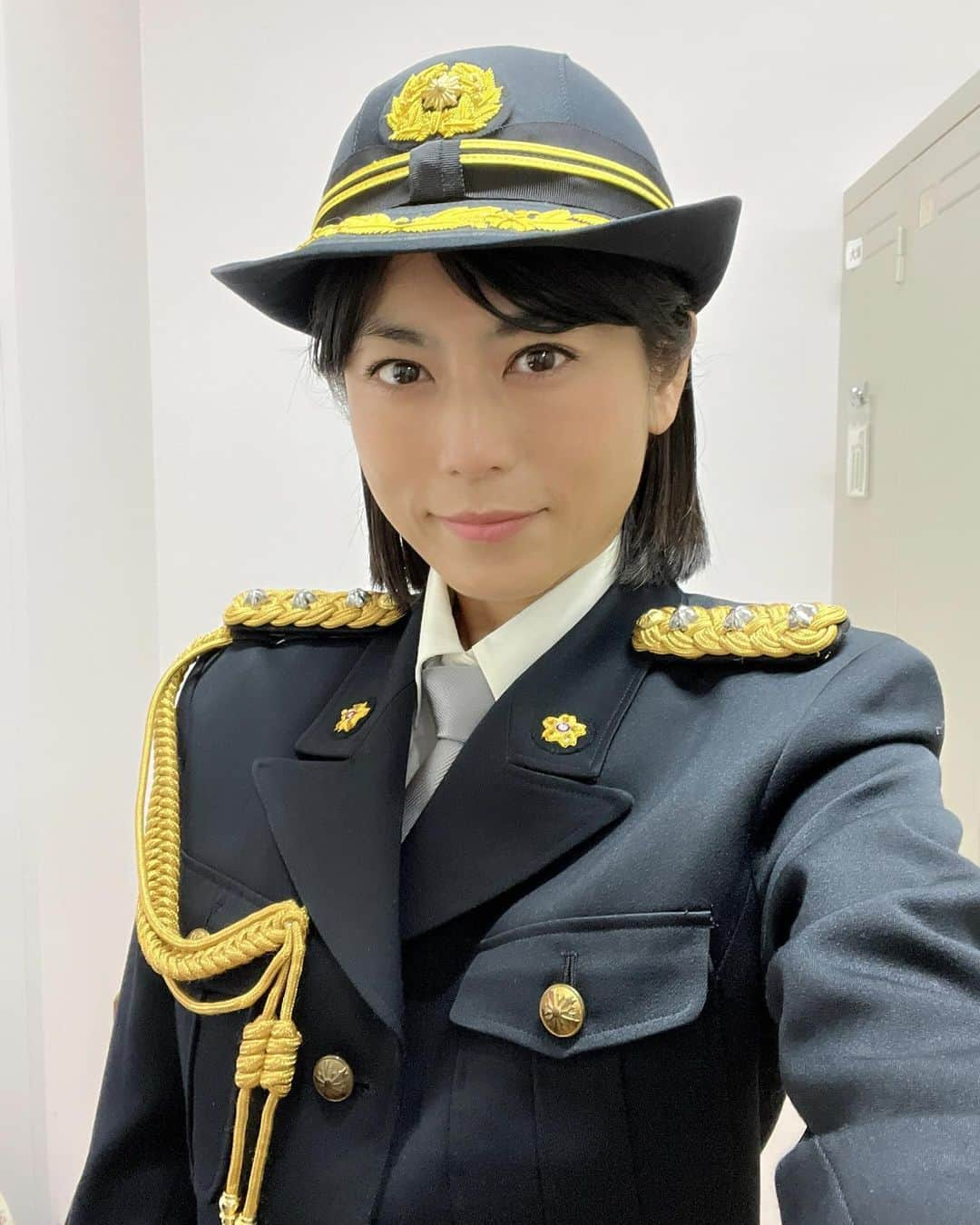 芳野友美さんのインスタグラム写真 - (芳野友美Instagram)「#福岡県 #飯塚警察署 の#年末年始特別警戒活動出動式 に、#1日警察署長 として参加させていただきました👮 　 式では幼稚園児たちが#和太鼓 を披露してくれて、これ楽しみにしてた演目♪ これがめちゃくちゃ本格的で立派で可愛くて最高でした👏 　 そして出動式では、白バイや警察車両、消防車など各部署をお見送り。かっこよかったです✨ 　 とっても貴重な体験をさせていただき、ありがとうございました！！楽しかった❤️ 　 #飯塚市役所 のインスタでも記事にしてくださってるのでタグ付けしておきます♪」11月24日 22時37分 - yumi_yoshino_1980