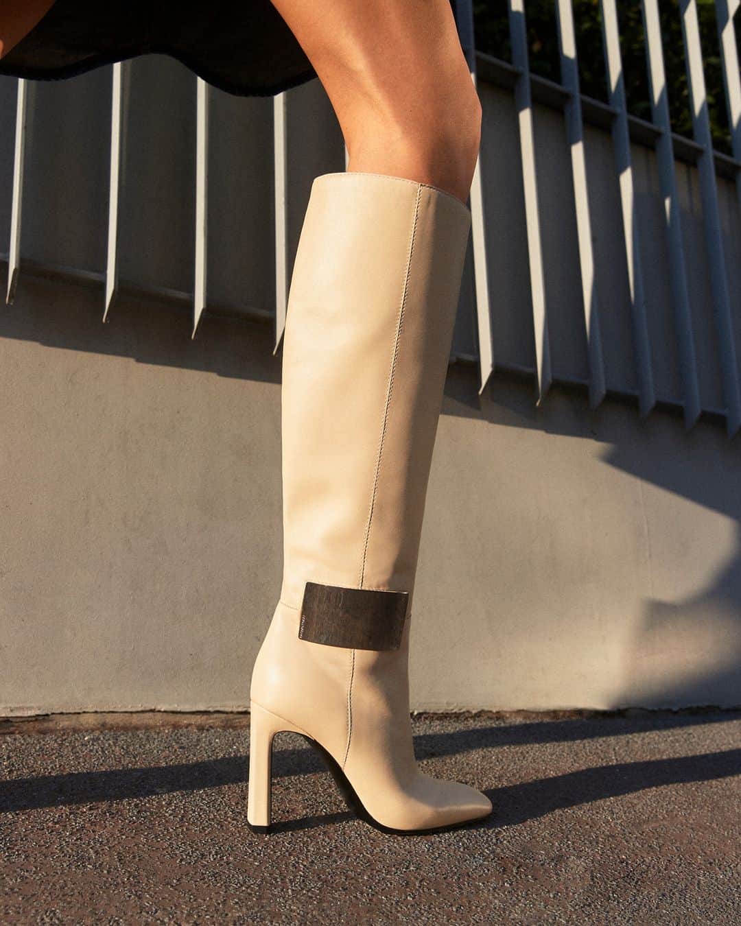Sergio Rossiさんのインスタグラム写真 - (Sergio RossiInstagram)「You can't go wrong with a pair of thigh-high boots! Discover the #srMiroir family online and in store. #SergioRossi」11月24日 22時30分 - sergiorossi