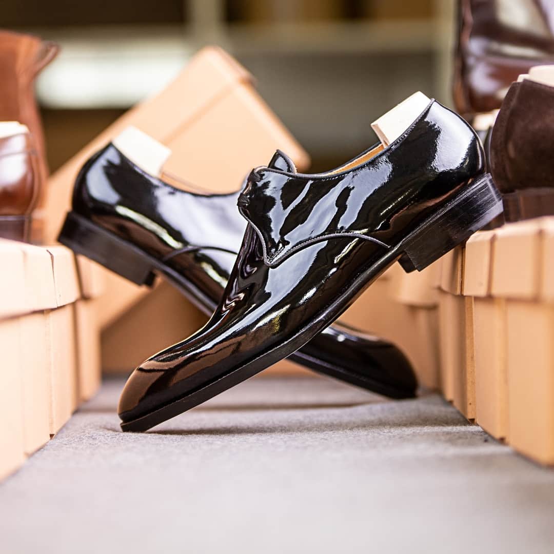 サンクリスピンのインスタグラム：「Whether you're attending the opera at Teatro Alla Scala or walking your daughter down the aisle, only the best will do. ⁣ #shoes #handmadeshoes #madetoorder #mtoshoes #bespokeshoes #handwelted #shoeporn #madebyhand #shoestagram #agentlemanschoice #onlyforgentlemen」