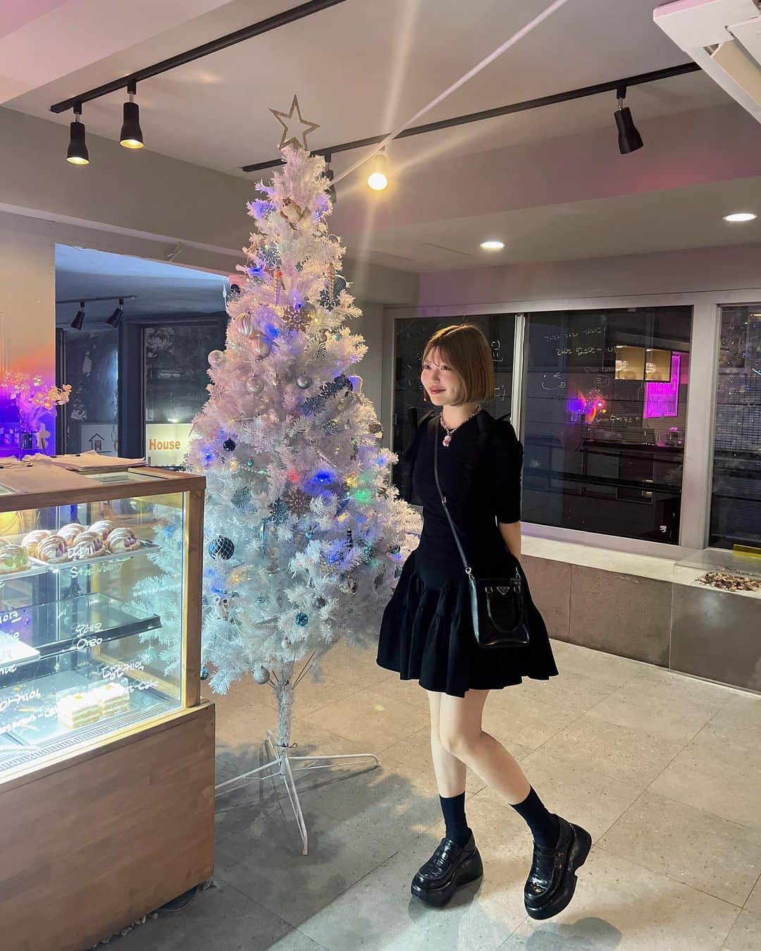 古関れんさんのインスタグラム写真 - (古関れんInstagram)「クリスマスシーズンだいすき shushutongのワンピース イェリちゃんがカムバで着てて うれしかったから着た🎀  #新大久保　#新大久保カフェ #ootd #instafashion #shushutong」11月24日 22時31分 - renkoseki