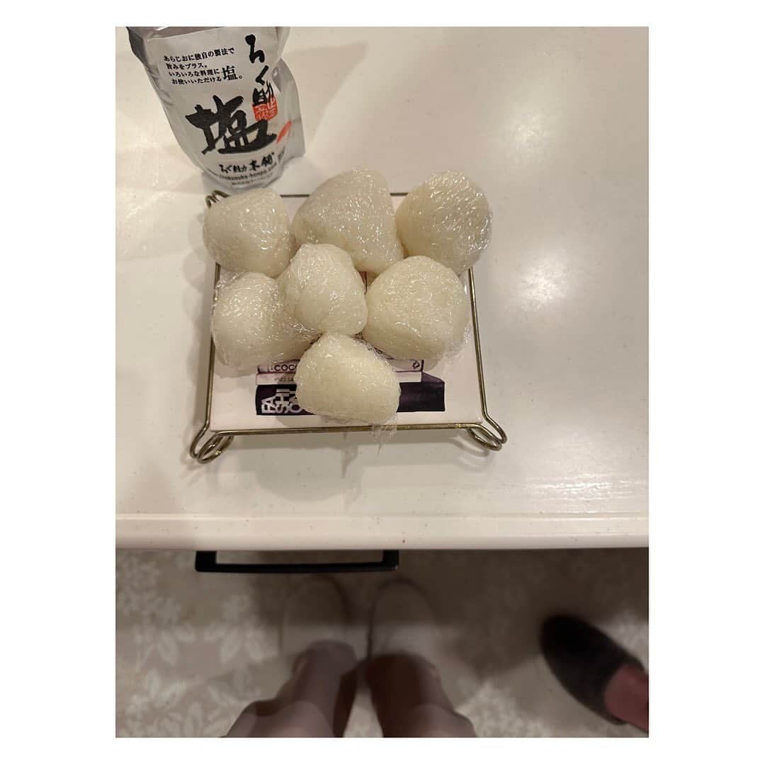 岡副麻希さんのインスタグラム写真 - (岡副麻希Instagram)「. たくさんのあたたかいコメント ありがとうございます🤍 ひとつひとつ、大切に、 読ませていただいてます✨ ⁡ ⁡ この２か月ちょっとの間 ほとんど寝たきり生活で 病院に点滴を打ちに行くにも 乗り物酔いがきつくて涙 ずっとなにかと格闘してました…！ ⁡ この間、主人は出張続きで 数えるほどしか自宅に居なかったのですが 移動を調整して数時間でも帰宅して ⁡ ごはんを炊いて せっせと一口サイズのおにぎりを握って 冷凍していってくれたり。 （だんだんサイズが大きくなっているのは、 お茶目な証拠らしいです笑） ⁡ まだ、特に夜は気持ち悪いので 背中さすってほしいとお願いすると 一応さすろうとはしてくれるのですが 一周手を動かす前に再び寝てしまう蒲生さん。笑 ⁡ どんなときも一生懸命で、 すごくすごくマイペースでポジティブ👦🏻 楽しませてくれてありがとう☺️ ⁡ ⁡ ５枚目は先日のS耐最終戦のとき 三橋仁明カメラマンが撮ってくださったもの。 いつもありがとうございます！ そしてルーキーレーシング シリーズ総合優勝おめでとうございます！！ ⁡ ⁡ ⁡ ⁡ ⁡ ⁡ ⁡ ⁡ ⁡ ⁡ ⁡ ⁡ ⁡ ⁡ ⁡ ⁡ ⁡ ⁡ ⁡ ⁡ ⁡」11月24日 22時32分 - maki_okazoe_official