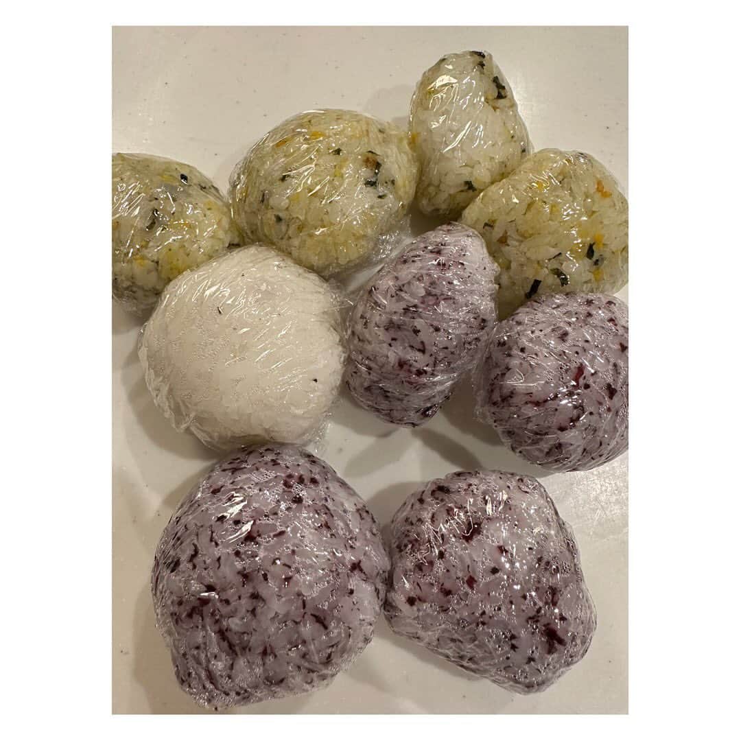 岡副麻希さんのインスタグラム写真 - (岡副麻希Instagram)「. たくさんのあたたかいコメント ありがとうございます🤍 ひとつひとつ、大切に、 読ませていただいてます✨ ⁡ ⁡ この２か月ちょっとの間 ほとんど寝たきり生活で 病院に点滴を打ちに行くにも 乗り物酔いがきつくて涙 ずっとなにかと格闘してました…！ ⁡ この間、主人は出張続きで 数えるほどしか自宅に居なかったのですが 移動を調整して数時間でも帰宅して ⁡ ごはんを炊いて せっせと一口サイズのおにぎりを握って 冷凍していってくれたり。 （だんだんサイズが大きくなっているのは、 お茶目な証拠らしいです笑） ⁡ まだ、特に夜は気持ち悪いので 背中さすってほしいとお願いすると 一応さすろうとはしてくれるのですが 一周手を動かす前に再び寝てしまう蒲生さん。笑 ⁡ どんなときも一生懸命で、 すごくすごくマイペースでポジティブ👦🏻 楽しませてくれてありがとう☺️ ⁡ ⁡ ５枚目は先日のS耐最終戦のとき 三橋仁明カメラマンが撮ってくださったもの。 いつもありがとうございます！ そしてルーキーレーシング シリーズ総合優勝おめでとうございます！！ ⁡ ⁡ ⁡ ⁡ ⁡ ⁡ ⁡ ⁡ ⁡ ⁡ ⁡ ⁡ ⁡ ⁡ ⁡ ⁡ ⁡ ⁡ ⁡ ⁡ ⁡」11月24日 22時32分 - maki_okazoe_official