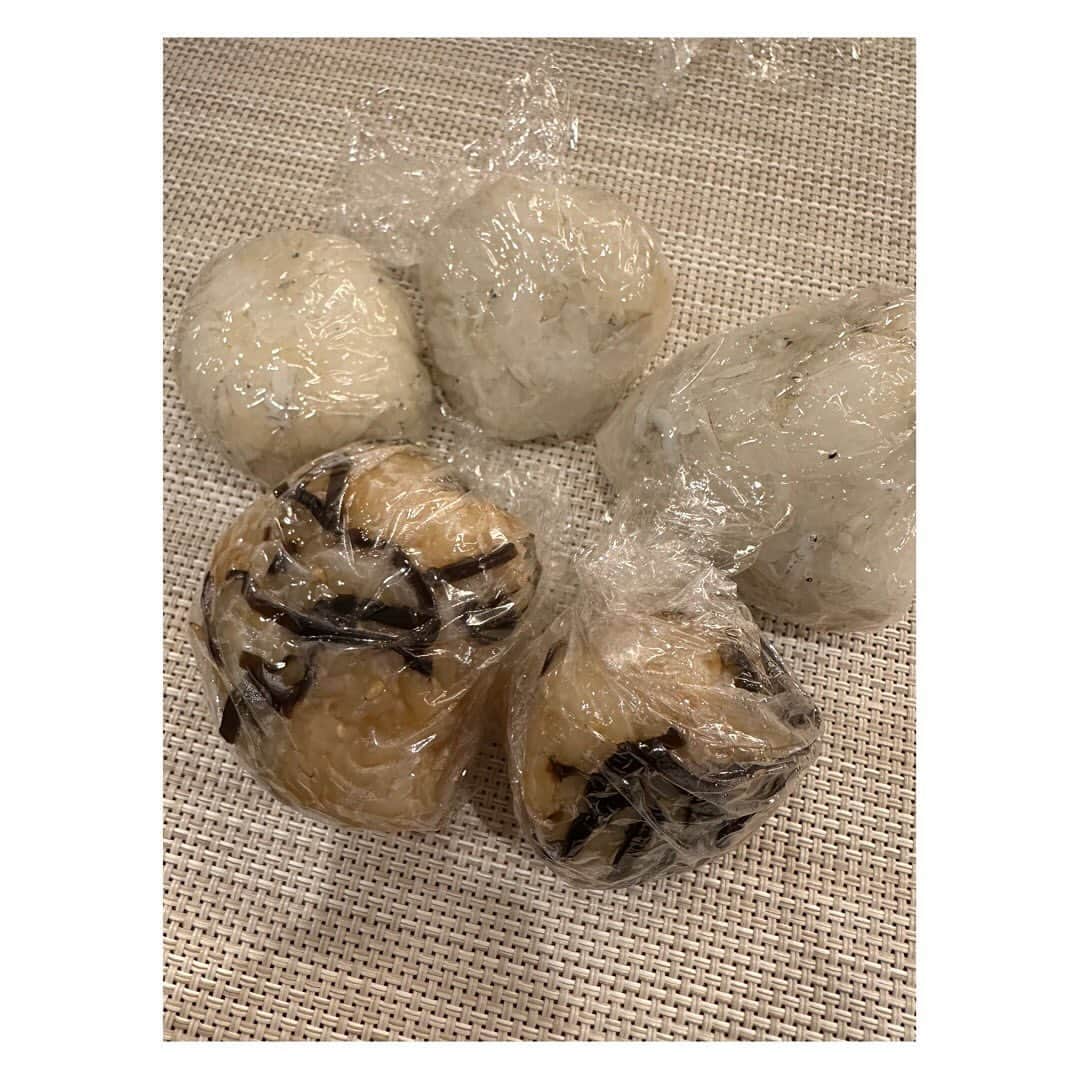 岡副麻希さんのインスタグラム写真 - (岡副麻希Instagram)「. たくさんのあたたかいコメント ありがとうございます🤍 ひとつひとつ、大切に、 読ませていただいてます✨ ⁡ ⁡ この２か月ちょっとの間 ほとんど寝たきり生活で 病院に点滴を打ちに行くにも 乗り物酔いがきつくて涙 ずっとなにかと格闘してました…！ ⁡ この間、主人は出張続きで 数えるほどしか自宅に居なかったのですが 移動を調整して数時間でも帰宅して ⁡ ごはんを炊いて せっせと一口サイズのおにぎりを握って 冷凍していってくれたり。 （だんだんサイズが大きくなっているのは、 お茶目な証拠らしいです笑） ⁡ まだ、特に夜は気持ち悪いので 背中さすってほしいとお願いすると 一応さすろうとはしてくれるのですが 一周手を動かす前に再び寝てしまう蒲生さん。笑 ⁡ どんなときも一生懸命で、 すごくすごくマイペースでポジティブ👦🏻 楽しませてくれてありがとう☺️ ⁡ ⁡ ５枚目は先日のS耐最終戦のとき 三橋仁明カメラマンが撮ってくださったもの。 いつもありがとうございます！ そしてルーキーレーシング シリーズ総合優勝おめでとうございます！！ ⁡ ⁡ ⁡ ⁡ ⁡ ⁡ ⁡ ⁡ ⁡ ⁡ ⁡ ⁡ ⁡ ⁡ ⁡ ⁡ ⁡ ⁡ ⁡ ⁡ ⁡」11月24日 22時32分 - maki_okazoe_official