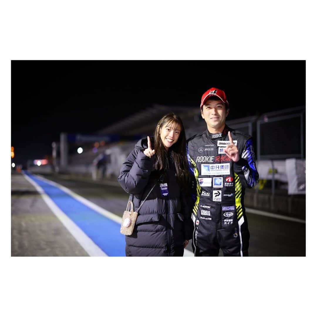 岡副麻希さんのインスタグラム写真 - (岡副麻希Instagram)「. たくさんのあたたかいコメント ありがとうございます🤍 ひとつひとつ、大切に、 読ませていただいてます✨ ⁡ ⁡ この２か月ちょっとの間 ほとんど寝たきり生活で 病院に点滴を打ちに行くにも 乗り物酔いがきつくて涙 ずっとなにかと格闘してました…！ ⁡ この間、主人は出張続きで 数えるほどしか自宅に居なかったのですが 移動を調整して数時間でも帰宅して ⁡ ごはんを炊いて せっせと一口サイズのおにぎりを握って 冷凍していってくれたり。 （だんだんサイズが大きくなっているのは、 お茶目な証拠らしいです笑） ⁡ まだ、特に夜は気持ち悪いので 背中さすってほしいとお願いすると 一応さすろうとはしてくれるのですが 一周手を動かす前に再び寝てしまう蒲生さん。笑 ⁡ どんなときも一生懸命で、 すごくすごくマイペースでポジティブ👦🏻 楽しませてくれてありがとう☺️ ⁡ ⁡ ５枚目は先日のS耐最終戦のとき 三橋仁明カメラマンが撮ってくださったもの。 いつもありがとうございます！ そしてルーキーレーシング シリーズ総合優勝おめでとうございます！！ ⁡ ⁡ ⁡ ⁡ ⁡ ⁡ ⁡ ⁡ ⁡ ⁡ ⁡ ⁡ ⁡ ⁡ ⁡ ⁡ ⁡ ⁡ ⁡ ⁡ ⁡」11月24日 22時32分 - maki_okazoe_official