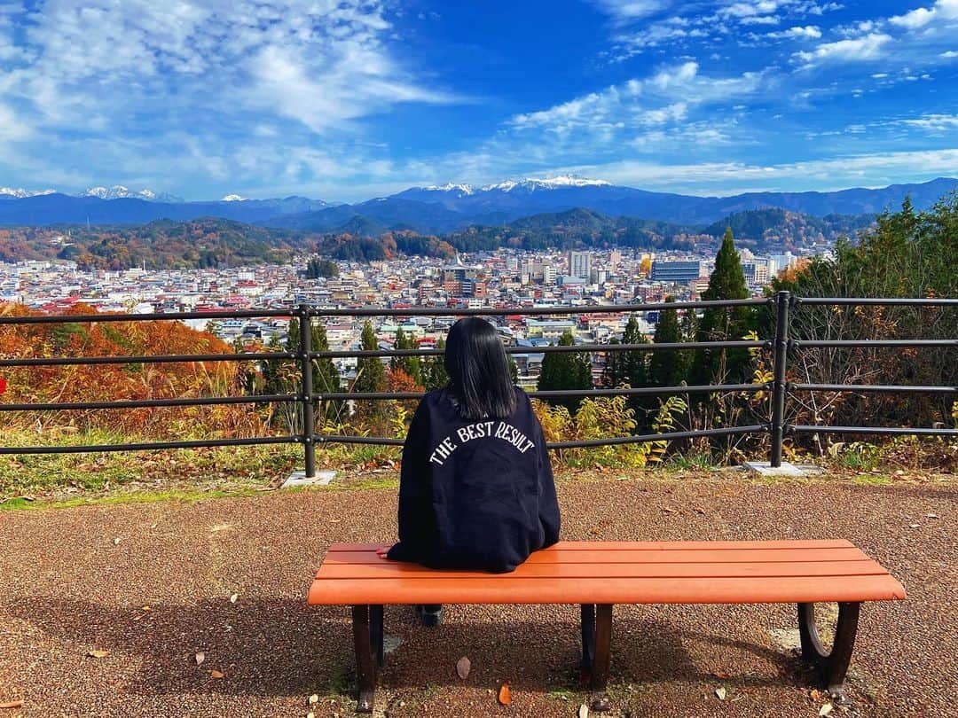 トミタ栞のインスタグラム：「私の生まれた町、岐阜県高山市。  たくさんチャージしてまいりました。🏔✨ #岐阜県#飛騨高山#スカイパーク#高山市#飛騨山脈#ふるさと」