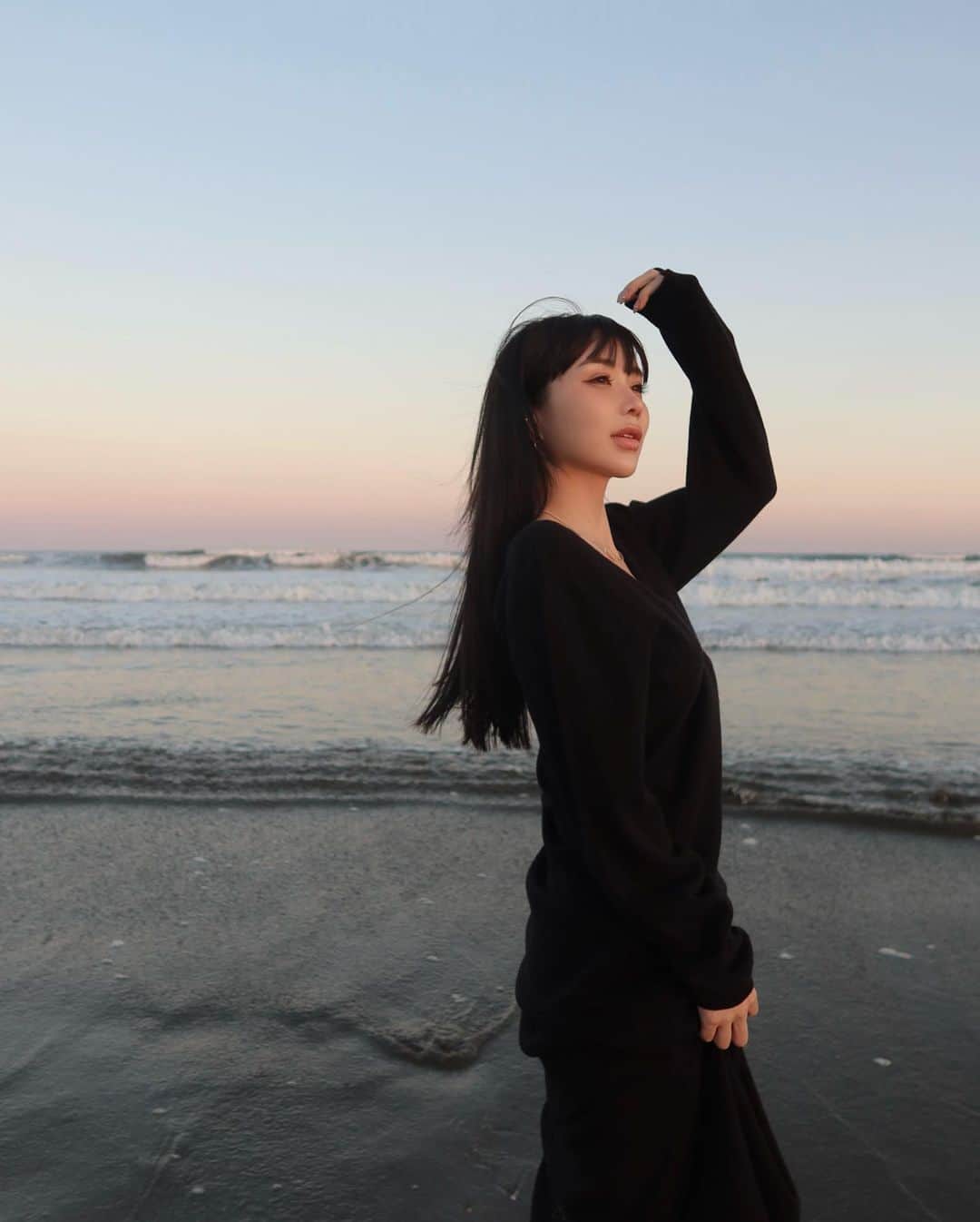 梯真奈美さんのインスタグラム写真 - (梯真奈美Instagram)「刻々とうつろう柔らかな光 淡い夕暮れの色 静かだけど力強い波 重く吸い付く砂の感触  🌍🌊🤲🕊✨」11月24日 22時33分 - official_manami