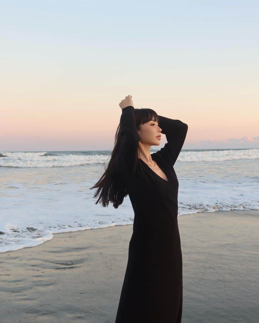 梯真奈美さんのインスタグラム写真 - (梯真奈美Instagram)「刻々とうつろう柔らかな光 淡い夕暮れの色 静かだけど力強い波 重く吸い付く砂の感触  🌍🌊🤲🕊✨」11月24日 22時33分 - official_manami