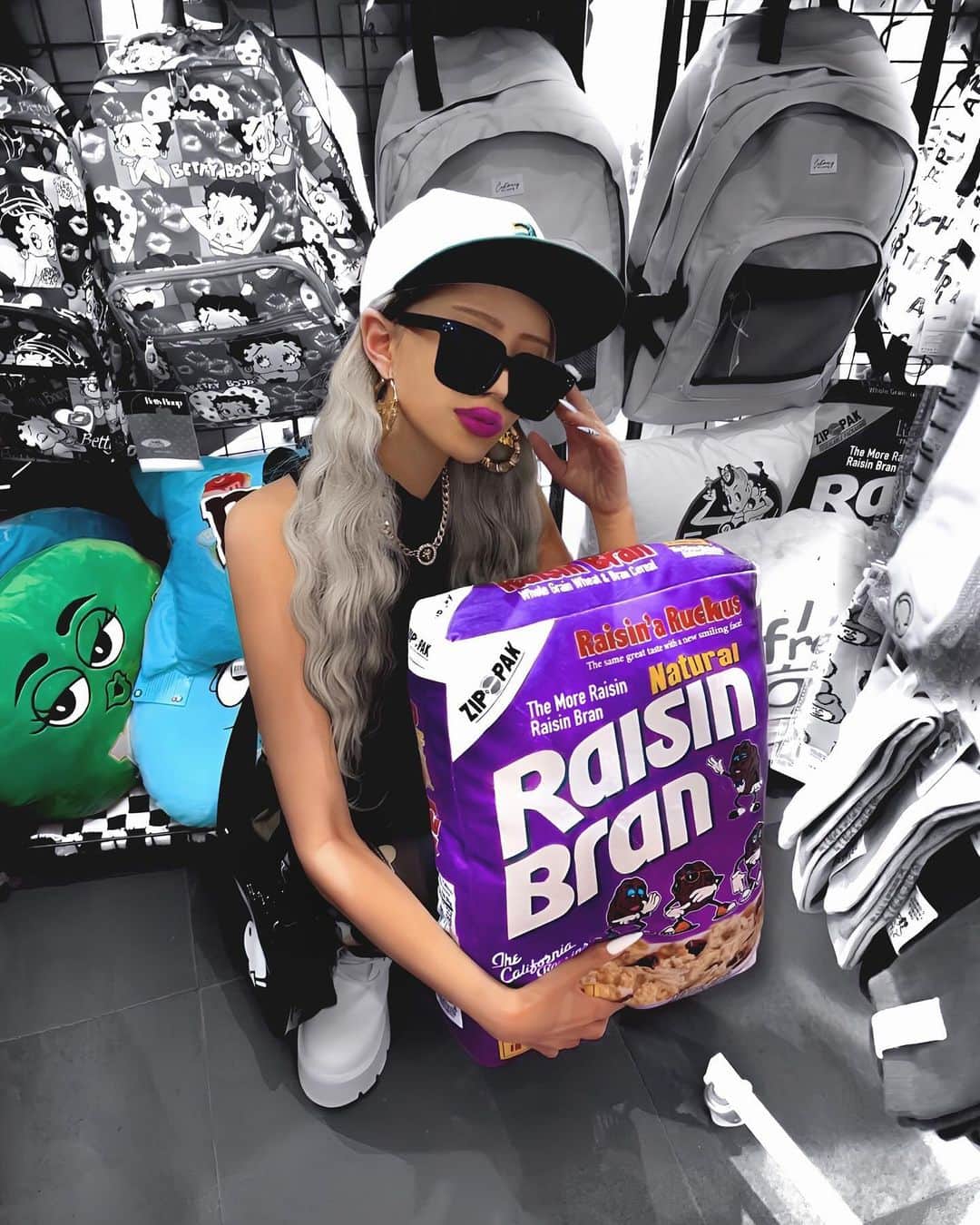 KASUMIのインスタグラム：「🧃🍪💜🌈」