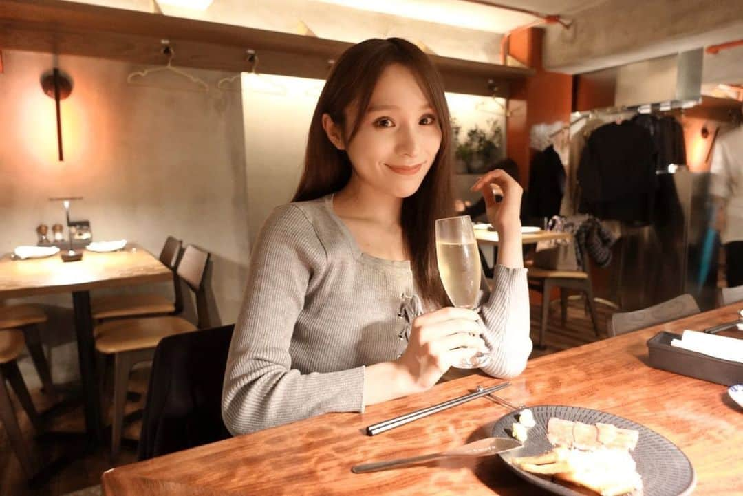 左伴彩佳のインスタグラム：「・ この前、友達と行ってみたかったお店に🍴🍖 お肉おいしかった〜😌  　  　  #代官山 #代官山カルネジーオ　 #pr」