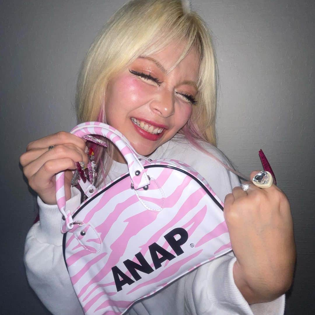 荒川のインスタグラム：「@anap_official   ANAPさんとのコラボバッグ 可愛すぎるよねえ😜💖💖💖💖💖💖‼️💖💖💖💖💖💖💖💖💖💖💖💖💖💖💖💖  #皆さん今日もお疲れ様でした #わたしもなんとか生きたよ✌️ #正解だったかはわからないけど #明日もがんばろねー！！！  #お化粧はGALLZ #お洋服とバッグはANAP #お下着はPEACH JOHN  でお願い致します💖💖💖💖💖💖💖💖💖💖💖💖💖💖  #いや、感謝すぎ #2023年ありがとう  もーすぐクリスマス、 幸せなクリスマスが過ごせたら嬉しいなぁ  #12月25日 #イワクラさんと熊元プロレスさんとのトークライブ アリアナグランデ #幸せ確定  12月3日には単独ライブもあります 頑張ります！！！！ よろしくお願いします💖💖💖💖」