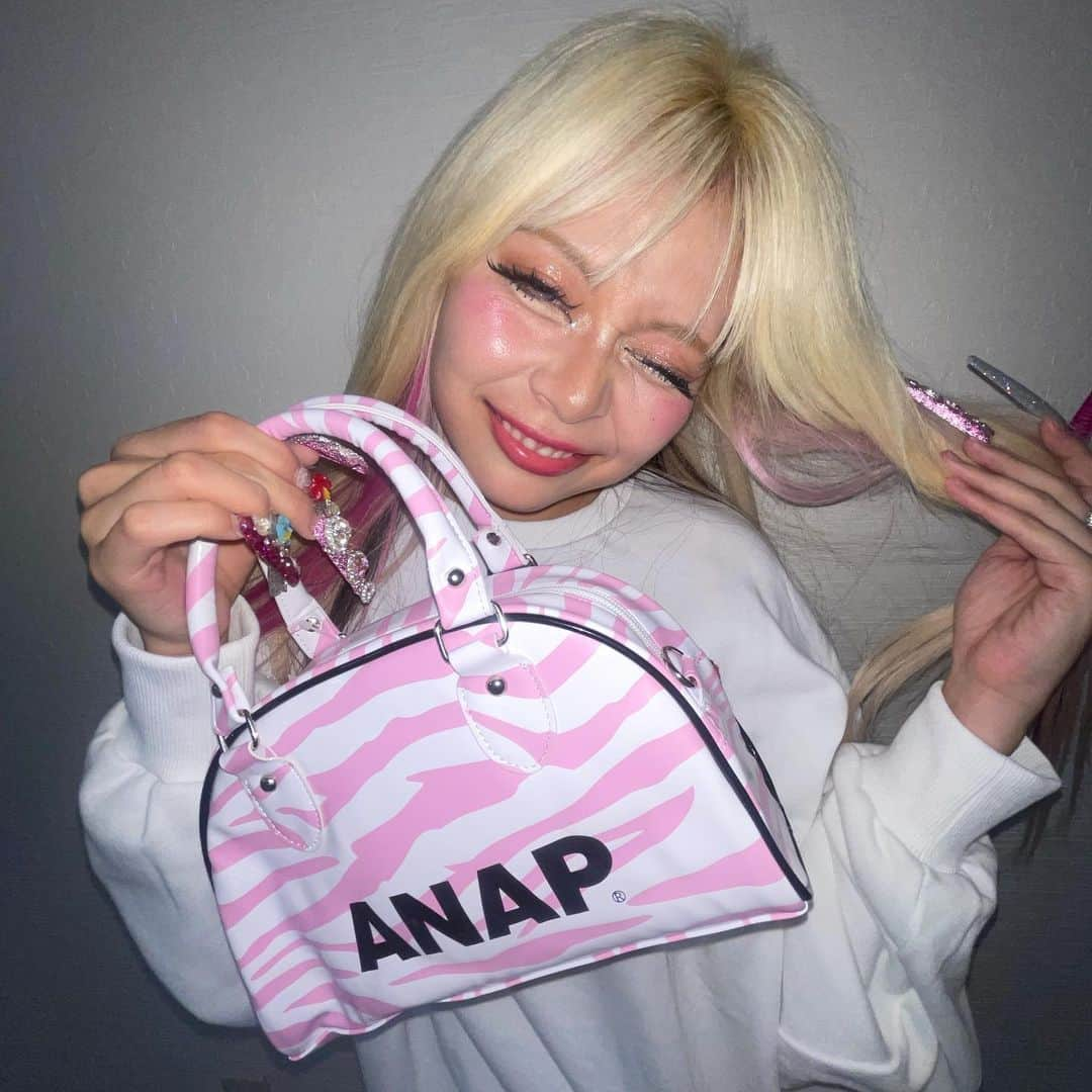 荒川さんのインスタグラム写真 - (荒川Instagram)「@anap_official   ANAPさんとのコラボバッグ 可愛すぎるよねえ😜💖💖💖💖💖💖‼️💖💖💖💖💖💖💖💖💖💖💖💖💖💖💖💖  #皆さん今日もお疲れ様でした #わたしもなんとか生きたよ✌️ #正解だったかはわからないけど #明日もがんばろねー！！！  #お化粧はGALLZ #お洋服とバッグはANAP #お下着はPEACH JOHN  でお願い致します💖💖💖💖💖💖💖💖💖💖💖💖💖💖  #いや、感謝すぎ #2023年ありがとう  もーすぐクリスマス、 幸せなクリスマスが過ごせたら嬉しいなぁ  #12月25日 #イワクラさんと熊元プロレスさんとのトークライブ アリアナグランデ #幸せ確定  12月3日には単独ライブもあります 頑張ります！！！！ よろしくお願いします💖💖💖💖」11月24日 22時36分 - khkhkhzk