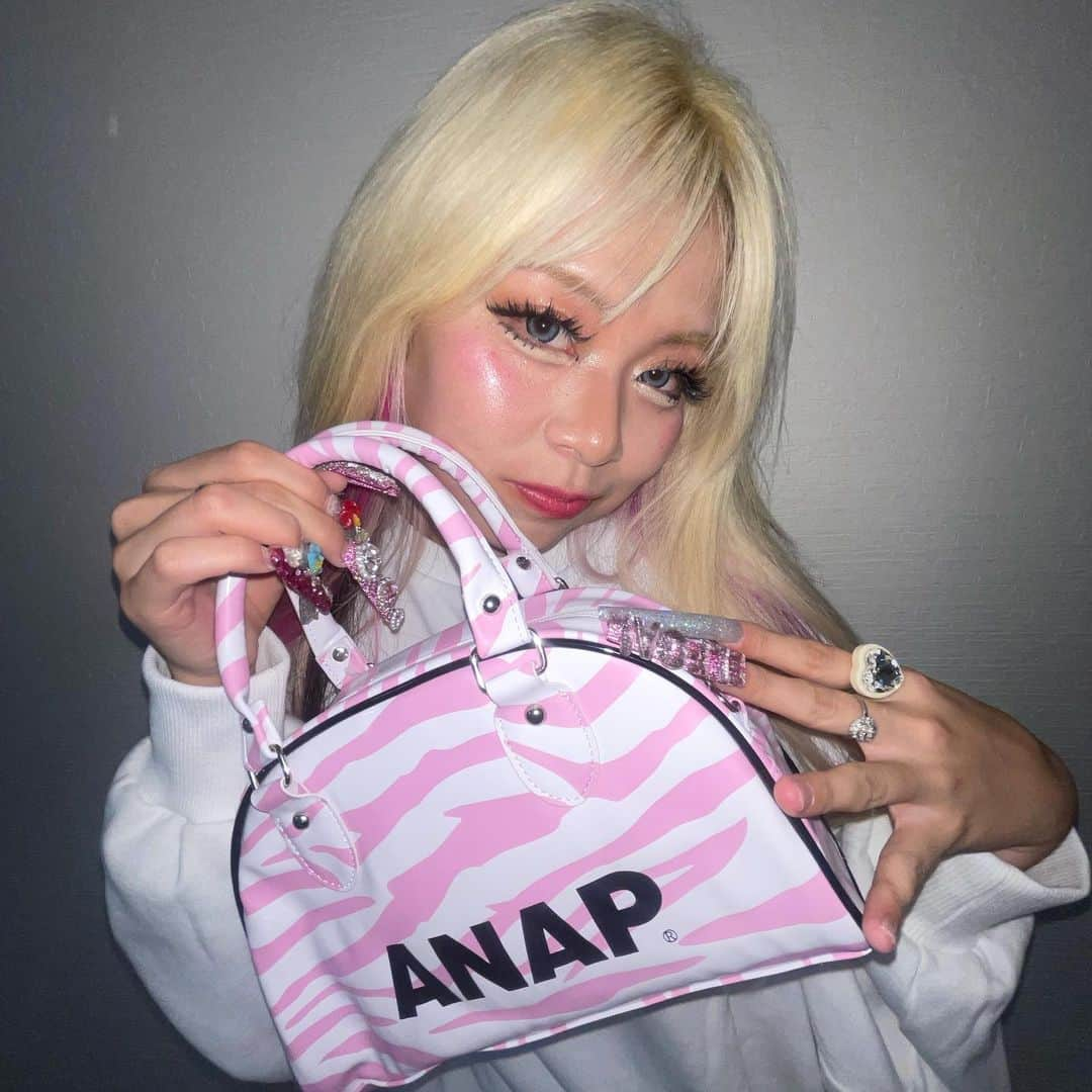 荒川さんのインスタグラム写真 - (荒川Instagram)「@anap_official   ANAPさんとのコラボバッグ 可愛すぎるよねえ😜💖💖💖💖💖💖‼️💖💖💖💖💖💖💖💖💖💖💖💖💖💖💖💖  #皆さん今日もお疲れ様でした #わたしもなんとか生きたよ✌️ #正解だったかはわからないけど #明日もがんばろねー！！！  #お化粧はGALLZ #お洋服とバッグはANAP #お下着はPEACH JOHN  でお願い致します💖💖💖💖💖💖💖💖💖💖💖💖💖💖  #いや、感謝すぎ #2023年ありがとう  もーすぐクリスマス、 幸せなクリスマスが過ごせたら嬉しいなぁ  #12月25日 #イワクラさんと熊元プロレスさんとのトークライブ アリアナグランデ #幸せ確定  12月3日には単独ライブもあります 頑張ります！！！！ よろしくお願いします💖💖💖💖」11月24日 22時36分 - khkhkhzk