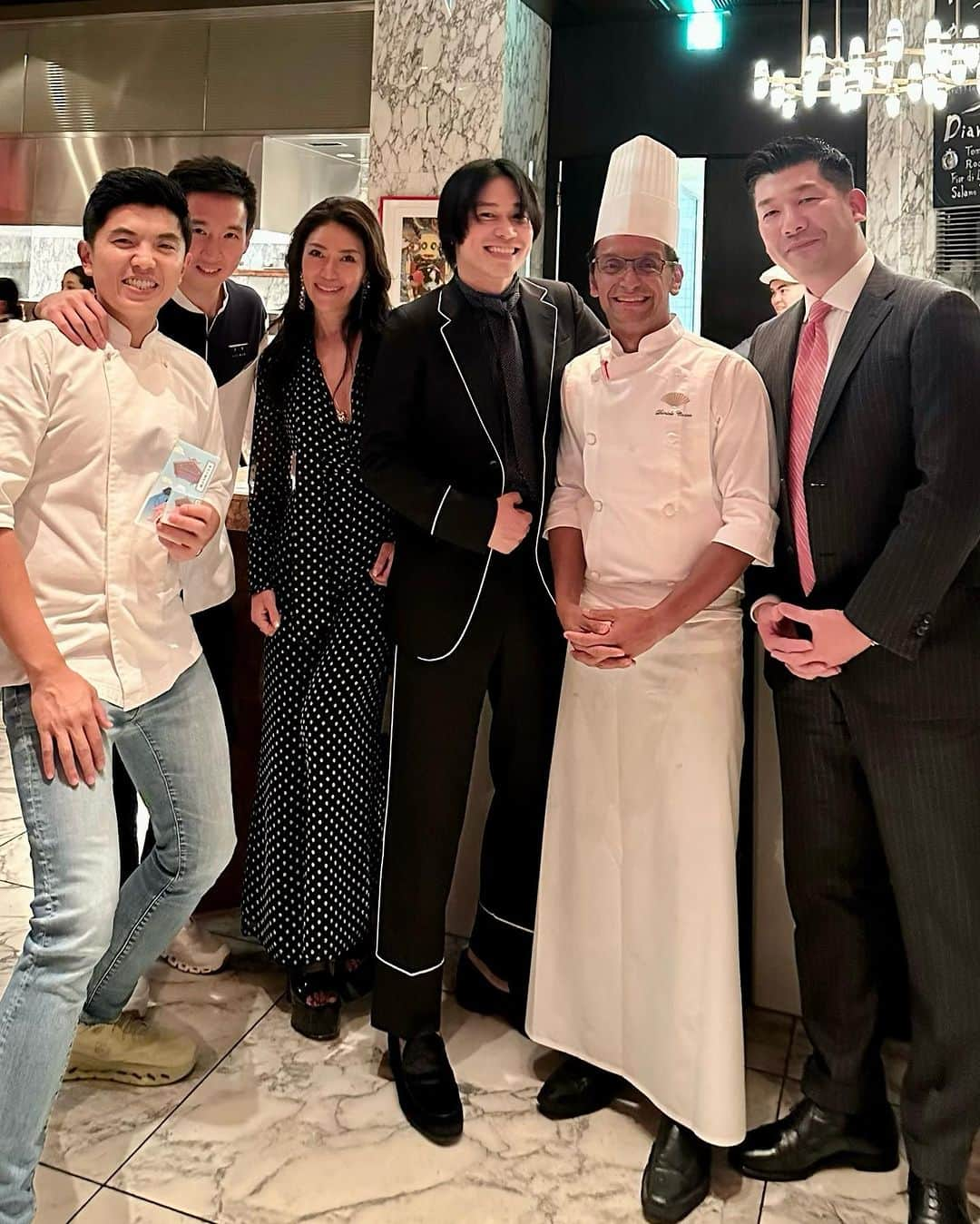 Taki Tanakaさんのインスタグラム写真 - (Taki TanakaInstagram)「6 HANDS DINNER @mo_tokyo  #ledu x #kyobar x #thepizzabaron38th   #マンダリンオリエンタル東京 アンバサダーの#秋元剛 さん@go_akimoto からのお誘いで、一夜限りの素敵なコラボディナーへ。  タイとイタリアンが絶妙にミックスされたコースはとても新鮮で、世界中のワインとの#ペアリング もナイスでした。  先日のデュシタニ京都に引き続き最近はタイに縁があり、久しぶりにバンコク行きたいなあと思う今日この頃。#タイが私を呼んでいる   そして、剛くんとのお出掛けは毎回何を着ていくかをあれこれ考えるのが楽しみで、今回は彼のドットのタイ付きシャツに合わせて私もドットのオールインワンに。 #ootd #outfitoftheday #outfit all in one #alexis  #thankyou 剛くん♡ @tetsuuchisaka 内坂さんもありがとうございました！」11月24日 13時45分 - tanakataki