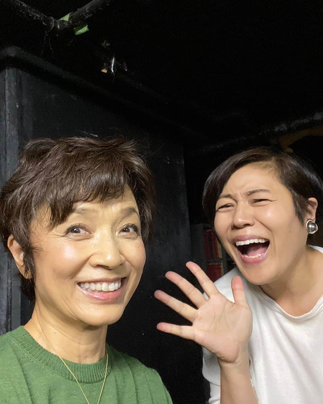 榊原郁恵さんのインスタグラム写真 - (榊原郁恵Instagram)「. 昨日『リムジン』観劇しました。 向井理さん・水川あさみさん演じる夫婦の悲喜劇‼️ 日常的な会話劇をこんなにも自然に芝居が出来るなんて…やっぱり流石‼️ 久しぶりに向井君とも会えて…相変わらずカッコ良いわ😆偶然、ハリーポッターで共演した織詠ちゃん・大内慶子ちゃんと隣同士❣️ この2人は今日は赤坂ACTシアターにてハリーポッターの舞台ですね❣️頑張って👍 帰りに綺麗な銀杏並木😍   舞台『リムジン』は東京公演11月26日まで。そのあと富山・名古屋・熊本・福岡・広島・大阪と回るんですって…頑張って〜❣️  私も 朗読劇『続・家庭内文通』28日は古河公演 そして12月2日盛岡公演。 盛岡は大ホールなので、まだお席あります。 寒くなって来ましたが…観て頂いたらほっこり気分でお帰り頂けると思います…是非いらして下さい…お待ちしてまーす❣️☺️  #舞台リムジン  #向井理  #続家庭内文通 #渡辺徹 #渡辺裕太 #テレビ岩手」11月24日 13時39分 - sakakibara.ikue