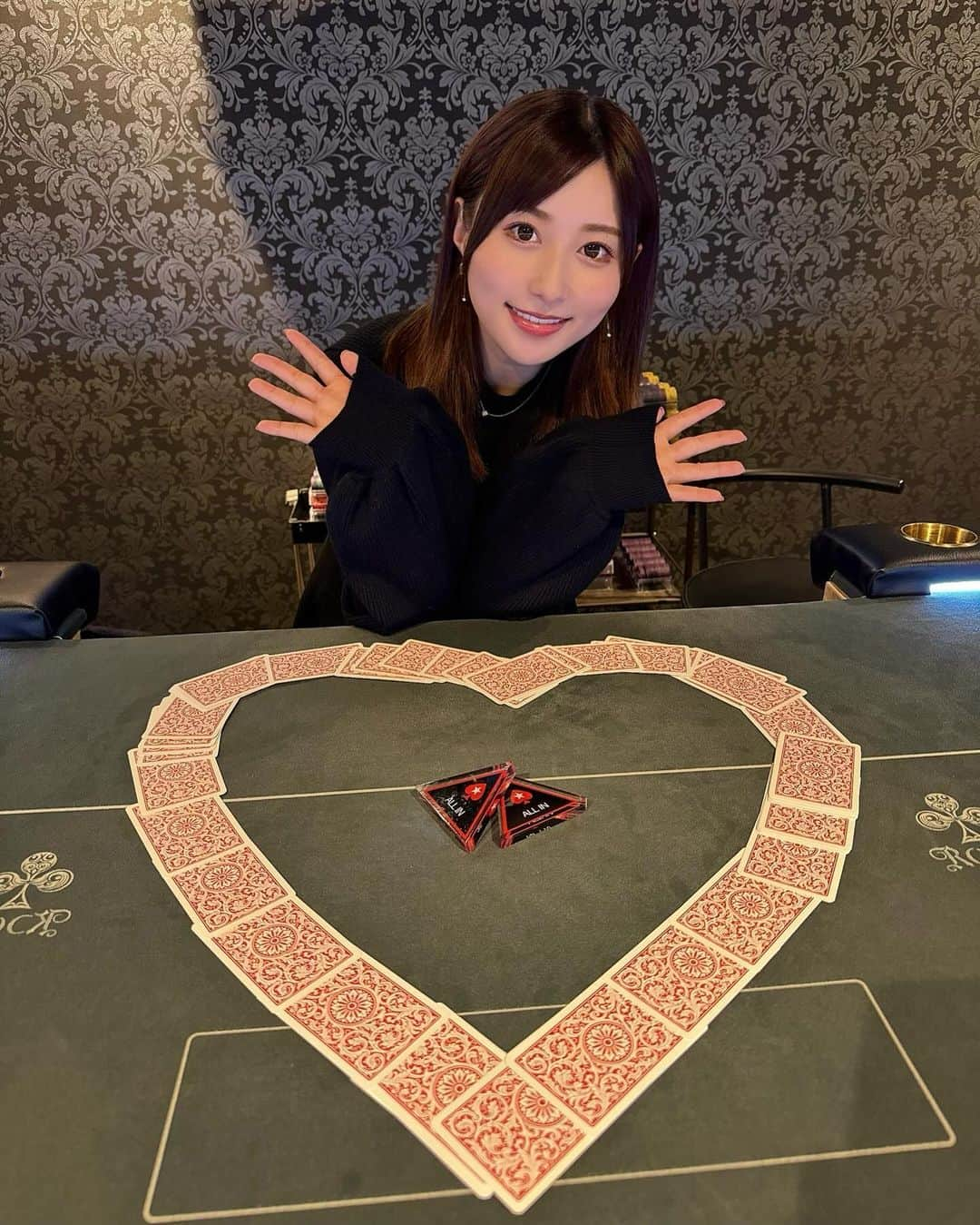 成瀬心美さんのインスタグラム写真 - (成瀬心美Instagram)「♠️♥️  昨日はポーカーオフ会でした✨  やっぱりこのイベント大好きだなぁ☺️  本当に楽しくて楽しくて テンションずっと上がってました❣️  来てくれたみんなもありがとう🃏  もうやりたいです。笑 でも次回は12/26にやるからね💫  昨日イベントが終わって ファンの皆さんが 私が前に食べに行っていた 近くのご飯屋さんに行こうかと 計画しているところにでくわしまして。  そのままそのお店の前まで 一緒につらつらと歩いて行ったんだけどね。  「ここみん食べてたの確かこれだよね？」 って聞かれたから、そうだよ！って答えたの。  そしたらみんなが ˗ˏˋ  わかったー！ばいばーい！ ˎˊ˗って ぞろぞろとお店に向かって行ったんだけど。  久々になんかグッと来ちゃったよー。  みんなの背中見ながらさー 誰1人として同じ都道府県には住んでなくて 日本全国から集まったみんなが 年齢もバラバラでさ！  普通に生きてたら きっと出会ってないし、顔も知らなければ この世に存在してることすら 知らないままだったみんなが 私って存在をきっかけに出会って 少しずつイベントで会話するようになって いつしか一緒にご飯まで食べに行くような仲に なってるんだもんなーってね！笑  私のファンの方々って みんな仲良くて イベントのない日でも集まってご飯食べたり テーマパークで遊んでたり 一緒に別のライブに行ったり 私がいないところでも 交流が深まって行ってるのは 心からとても嬉しいよ！ありがとう☺️  いくら仲良くなっても 私がいなくなったらこの人達 会わなくなっちゃうのかな？ なんて考えることもあるんだけどさ 大人になってからの出会いってのも 大事な財産だと思うから なるべくそのきっかけで居られるように、、 って思ってるよ☺️  なんかポーカーの話から脱線したけど 昨日は本当にそれも嬉しかったんだよ！って事です🍚  さて、明日から土日！  まずは小倉競輪場だよ！ 競輪祭盛り上がってるから楽しみだ✨  そして日曜日のTBSイベントと続くけど どうぞよろしくお願いします❣️」11月24日 13時41分 - coco3ndazo